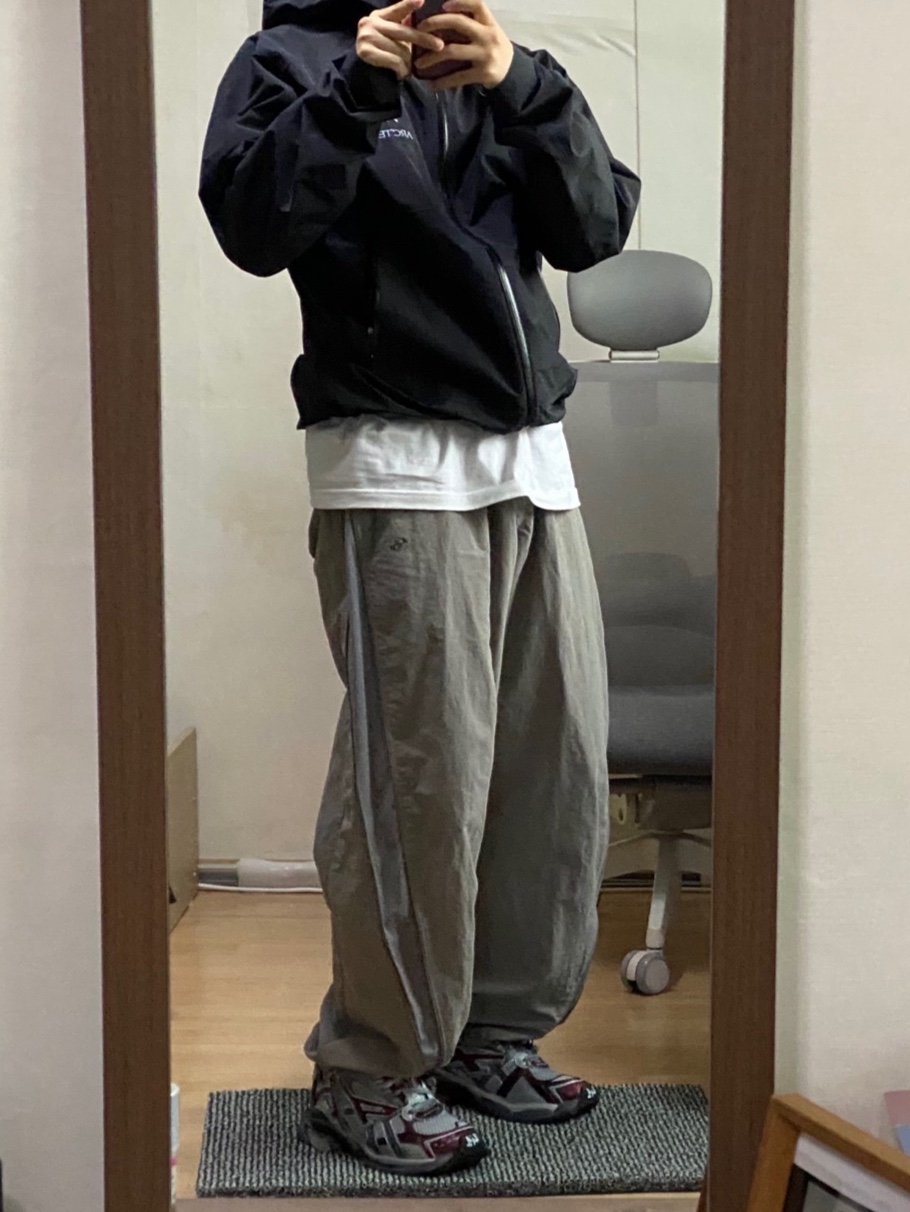 Asics HN2-S Protoblast Steel Grey, Arc'teryx Zeta SL Jacket Black 착용 스타일 - 2