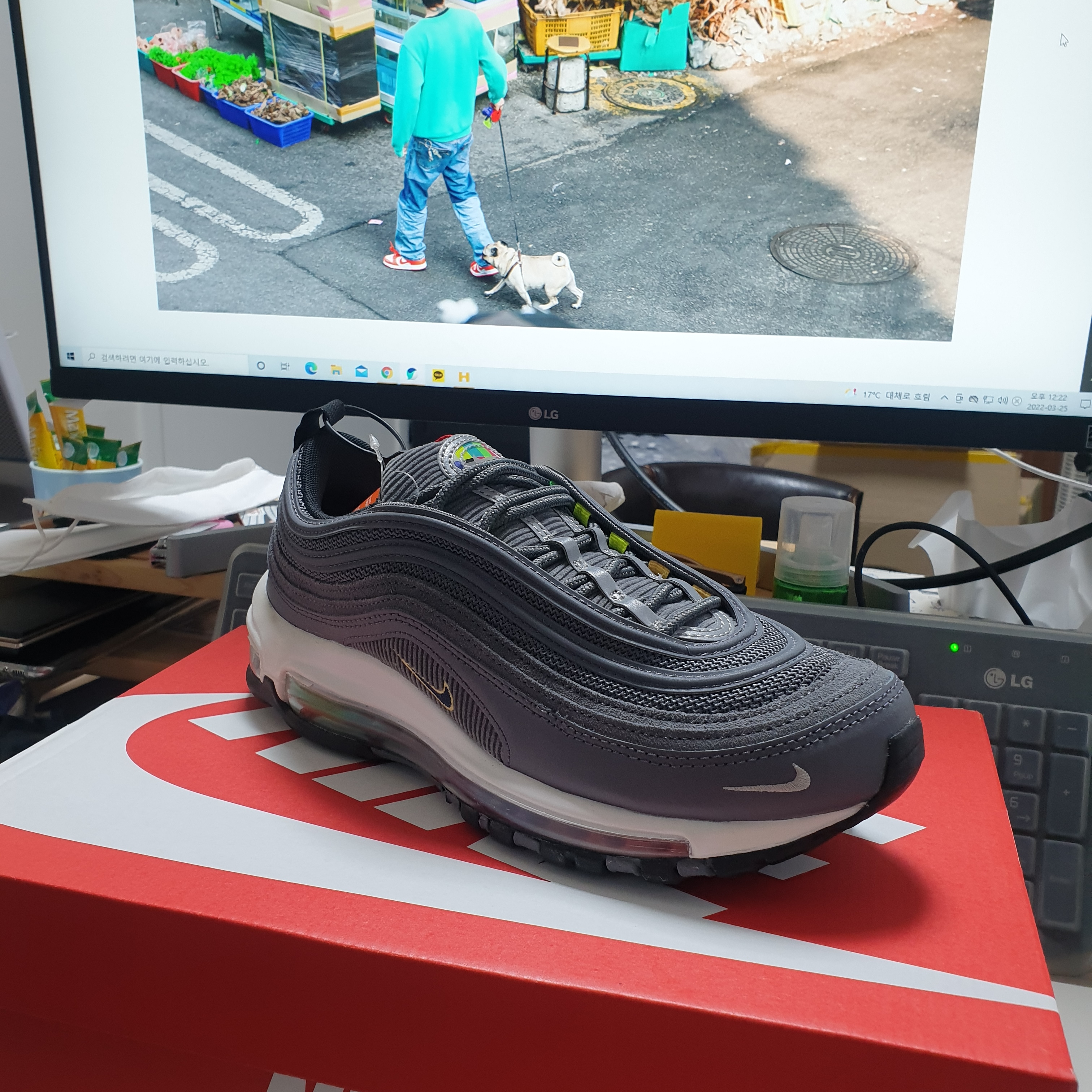 (W) Nike Air Max 97 SE Obsidian Light Graphite 착용 스타일 - 1