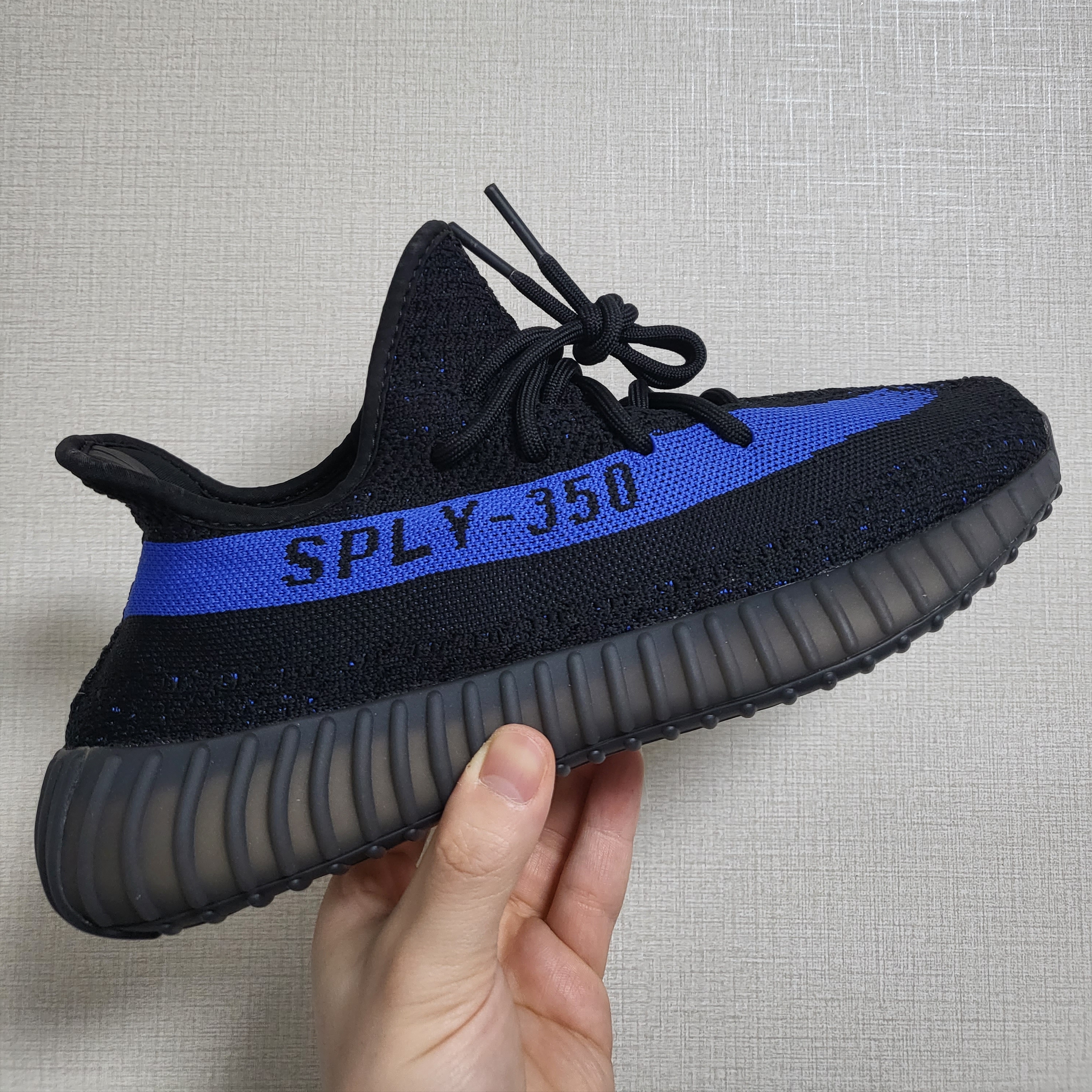 Adidas Yeezy Boost 350 V2 Dazzling Blue 착용 스타일