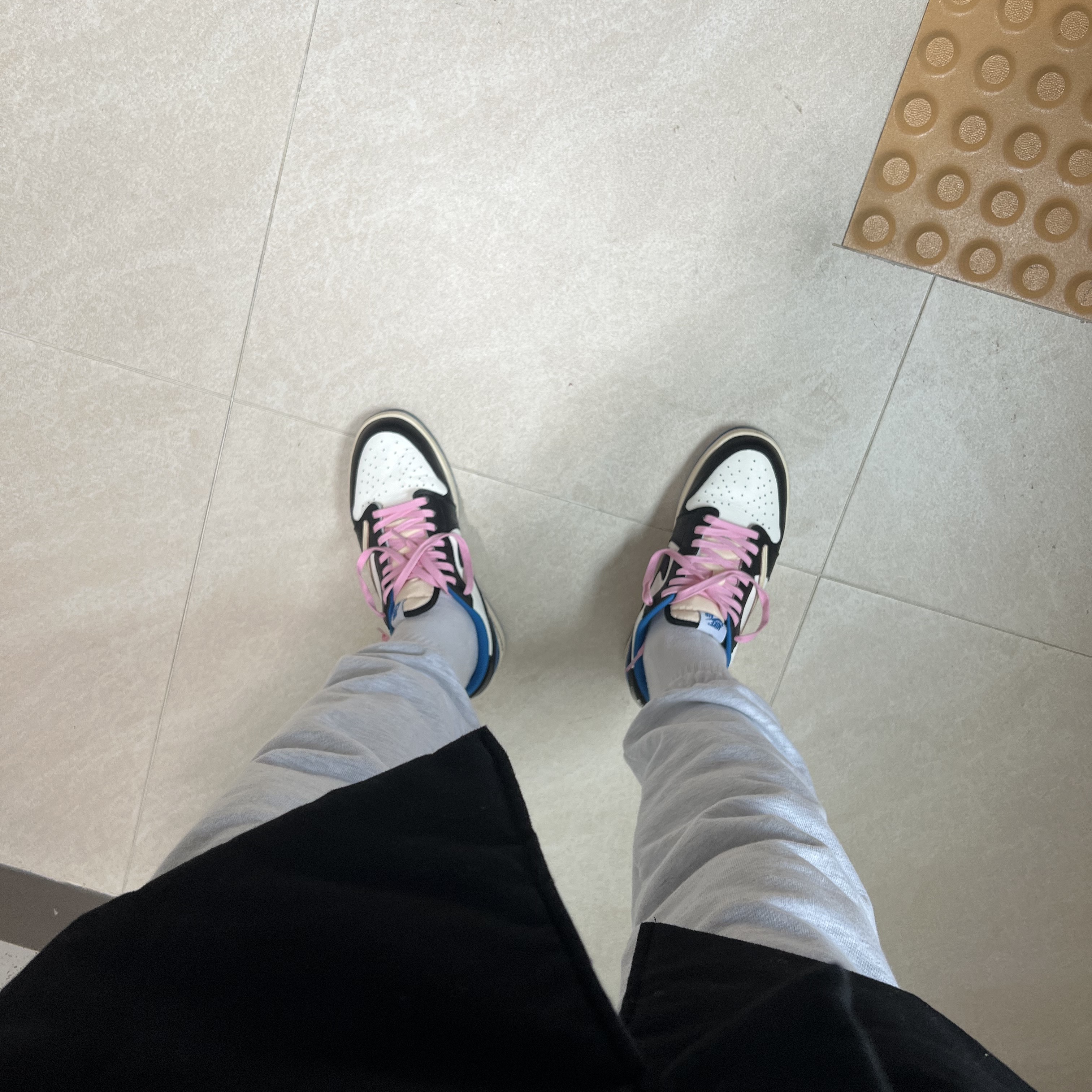 Jordan 1 x Travis Scott x Fragment Retro Low OG SP Military Blue 착용 스타일 - 2