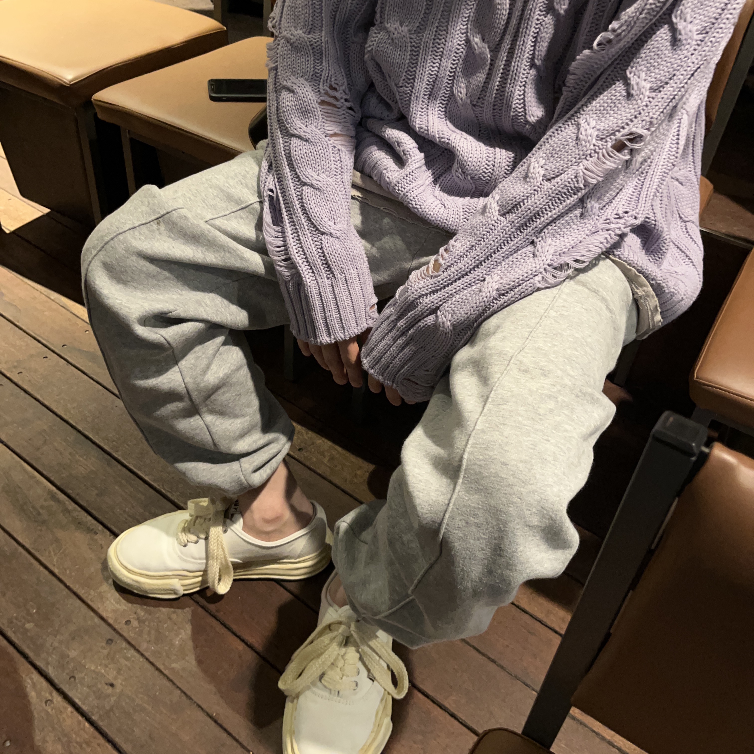 Maison Mihara Yasuhiro Baker OG Sole OD Canvas Low-top Sneakers White, Chanel Gabrielle Medium Hobo Bag Aged Calfskin & Gold Black 착용 스타일 - 2