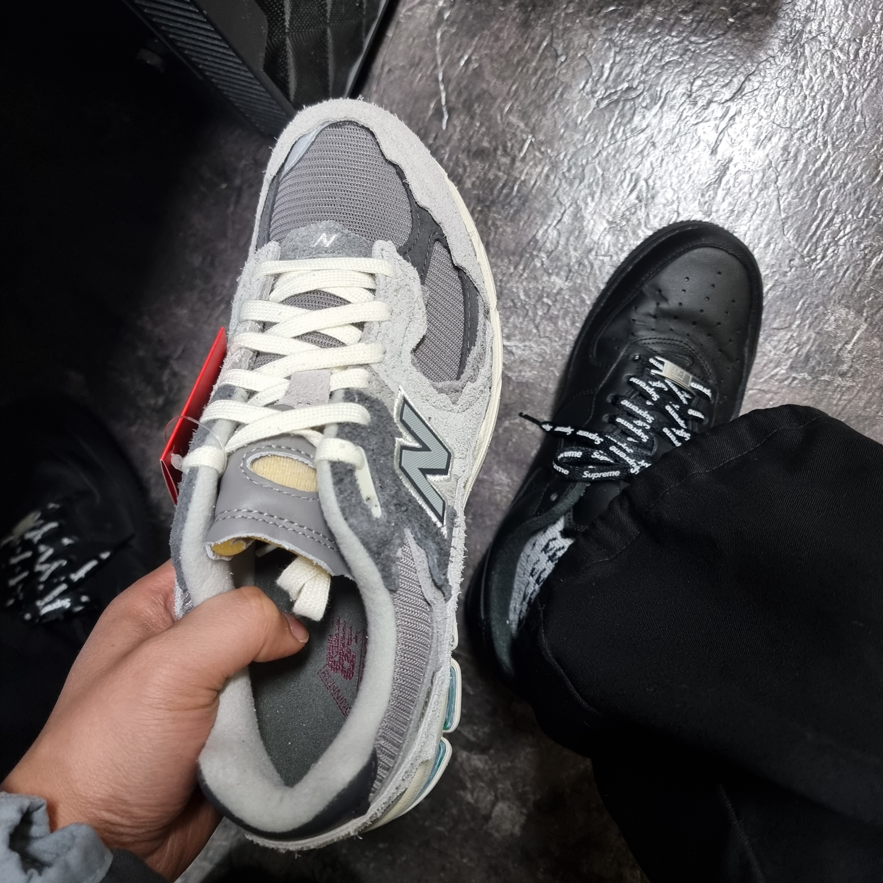 New Balance 2002R Protection Pack Rain Cloud, Nike x Supreme Air Force 1 Low Black 착용 스타일