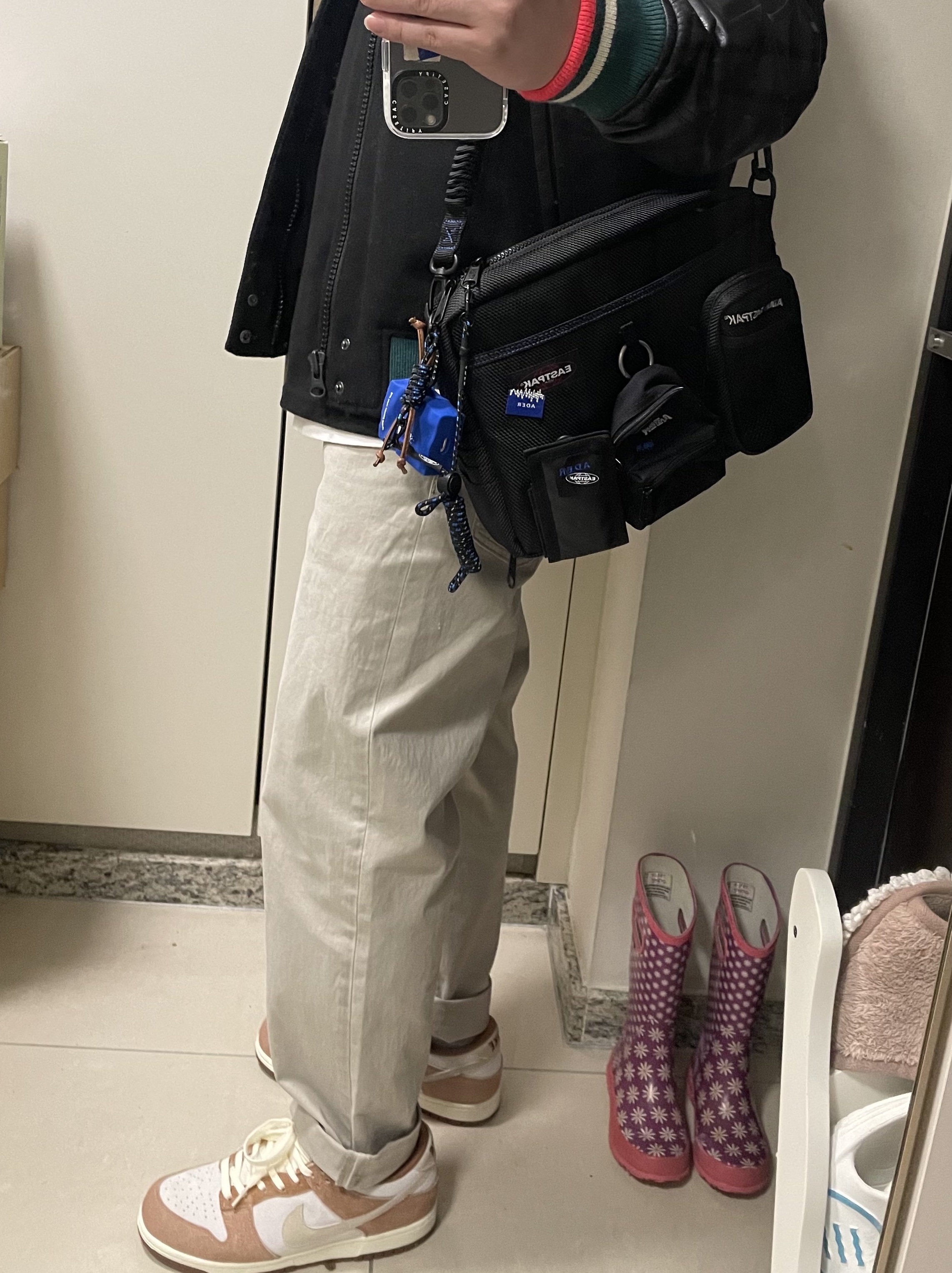 Nike Dunk Low Pro Premium Medium Curry, Ader Error x Eastpak Shoulder Bag Black 착용 스타일 - 2