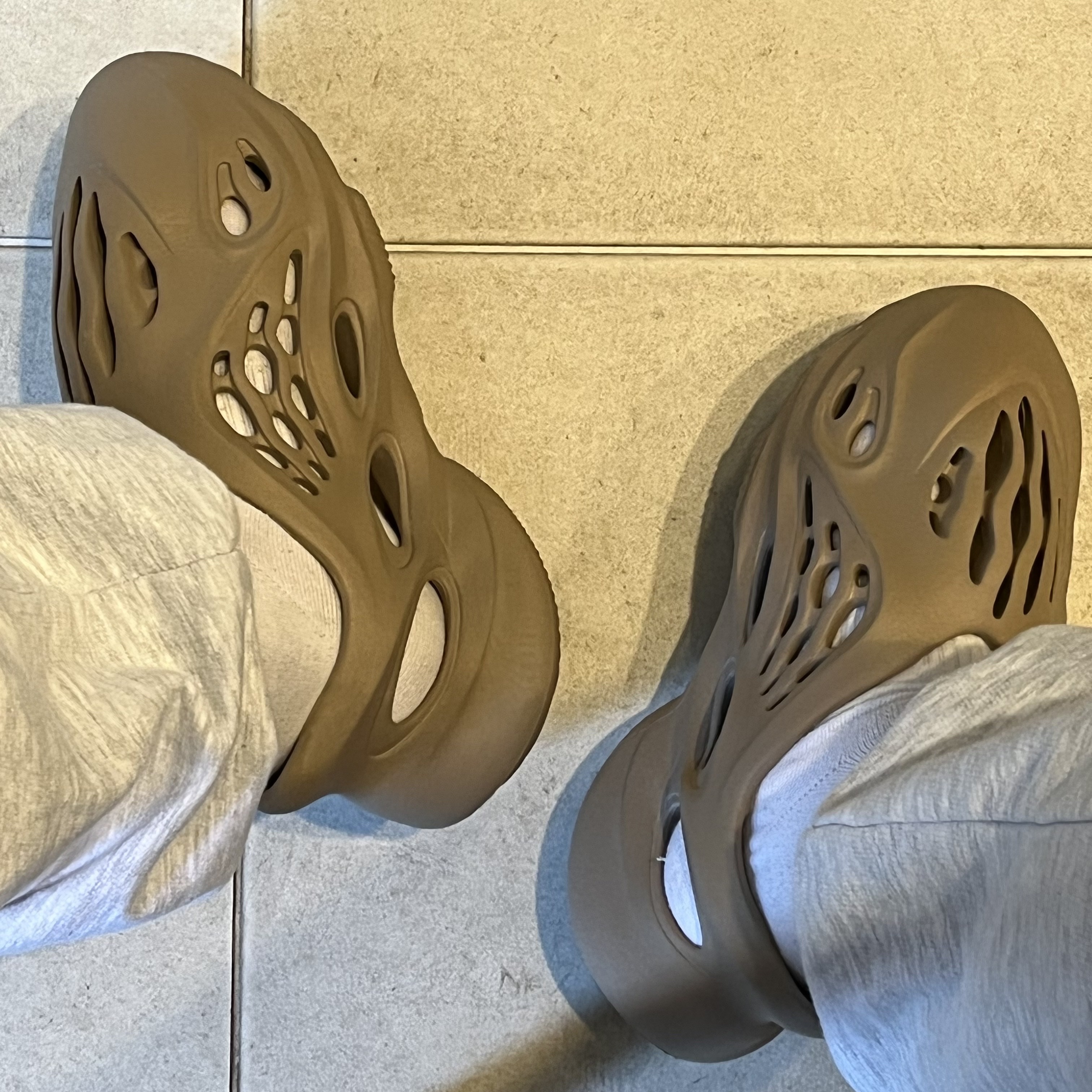 Adidas Yeezy Foam RNNR Mist 착용 스타일