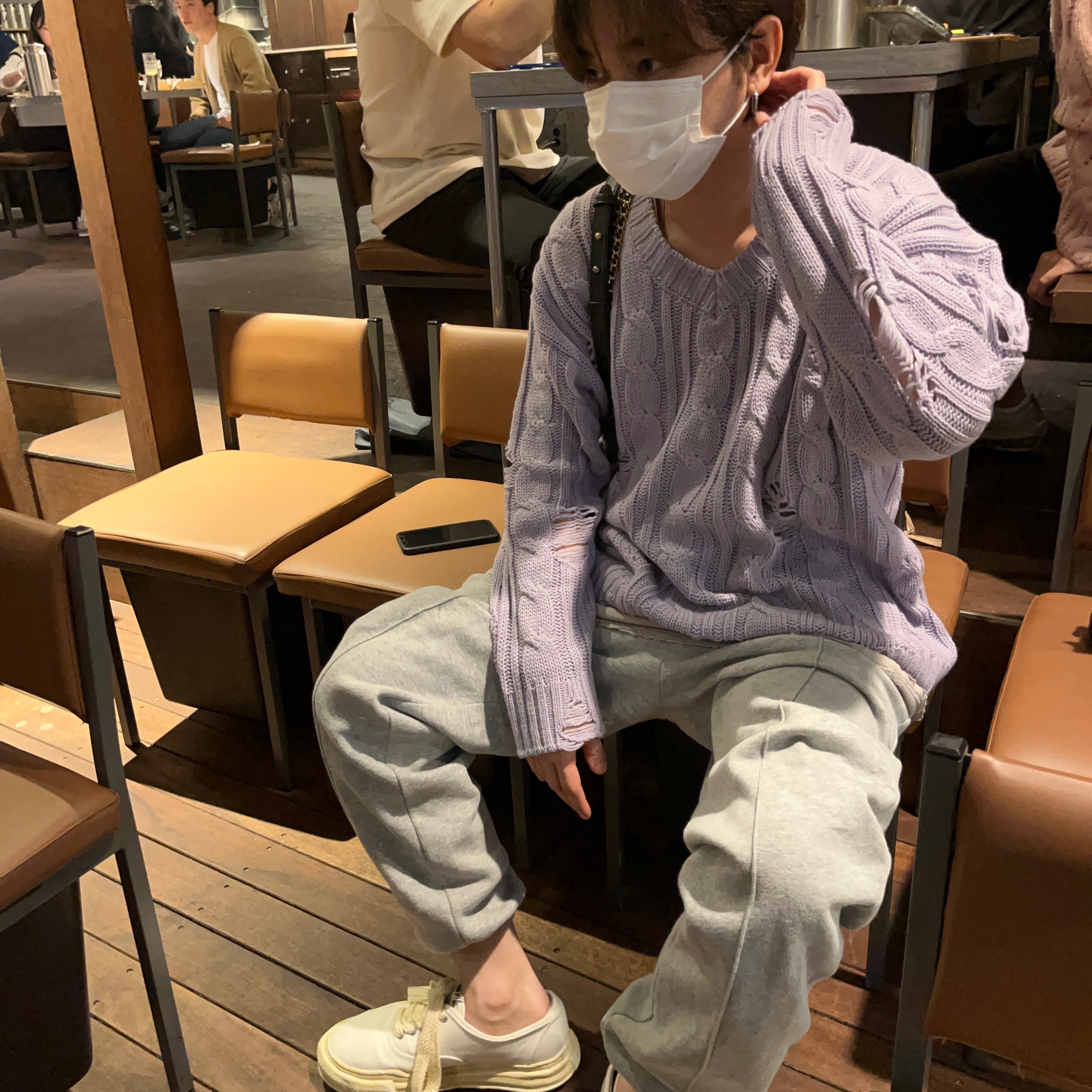 Maison Mihara Yasuhiro Baker OG Sole OD Canvas Low-top Sneakers White, Chanel Gabrielle Medium Hobo Bag Aged Calfskin & Gold Black 착용 스타일 - 1