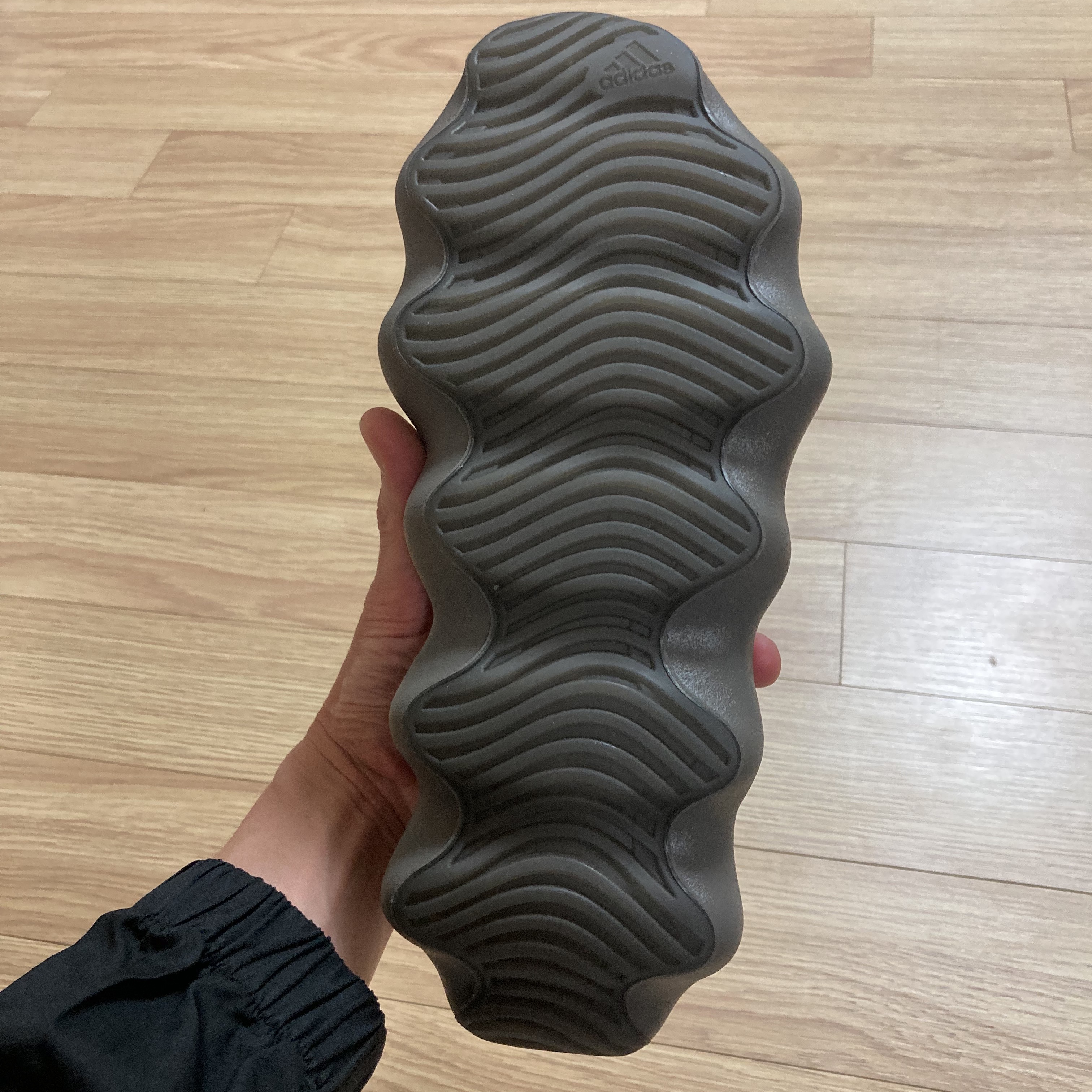 Adidas Yeezy 450 Cinder 착용 스타일 - 3