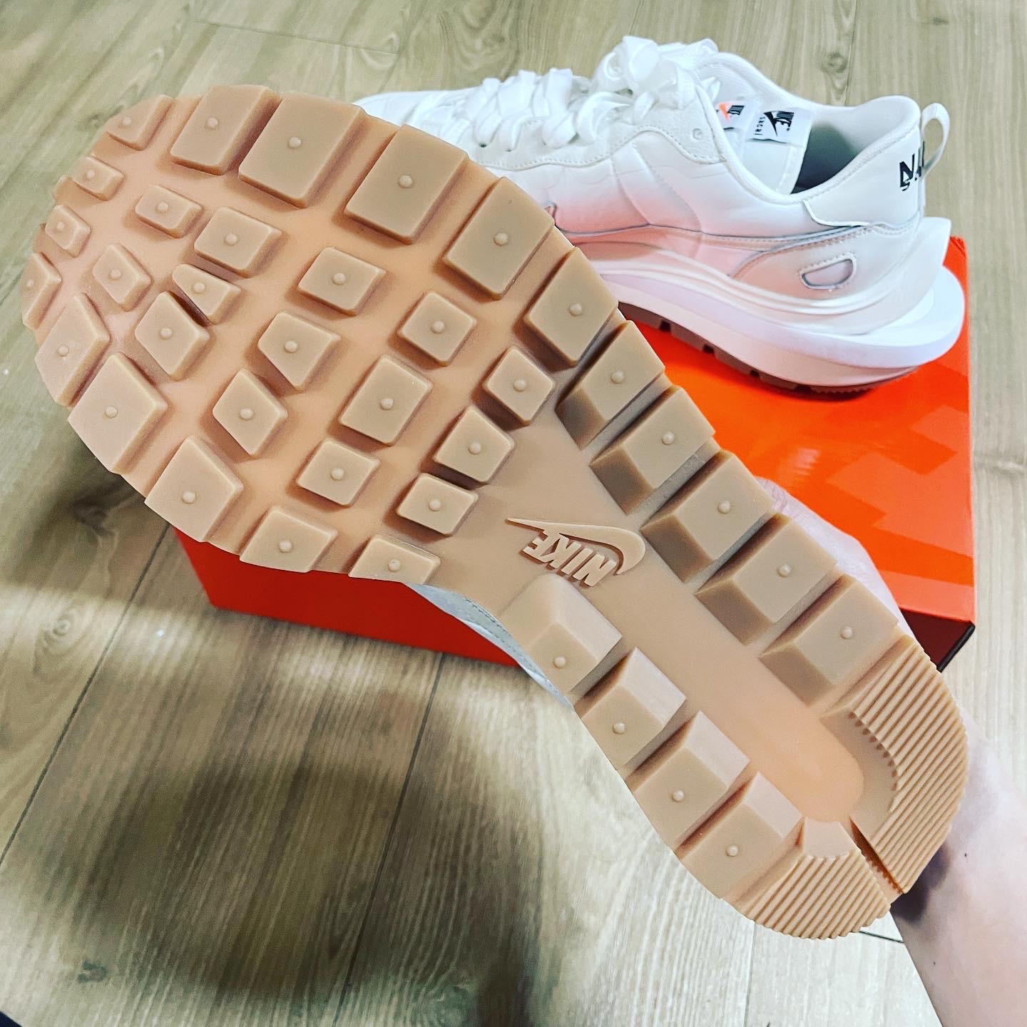 Nike x Sacai VaporWaffle White and Gum 착용 스타일 - 5