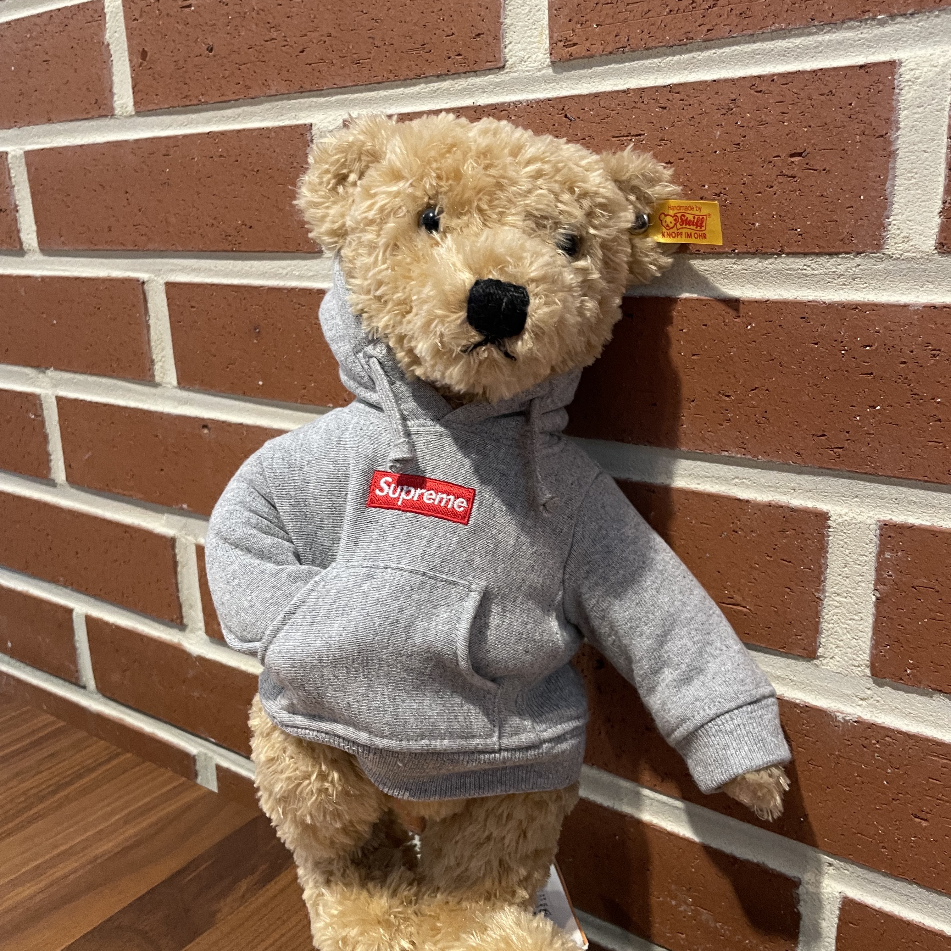 Supreme Steiff Bear Heather Grey - 18FW, Supreme Box Logo Hooded Sweatshirt Charcoal - 21FW 착용 스타일 - 2