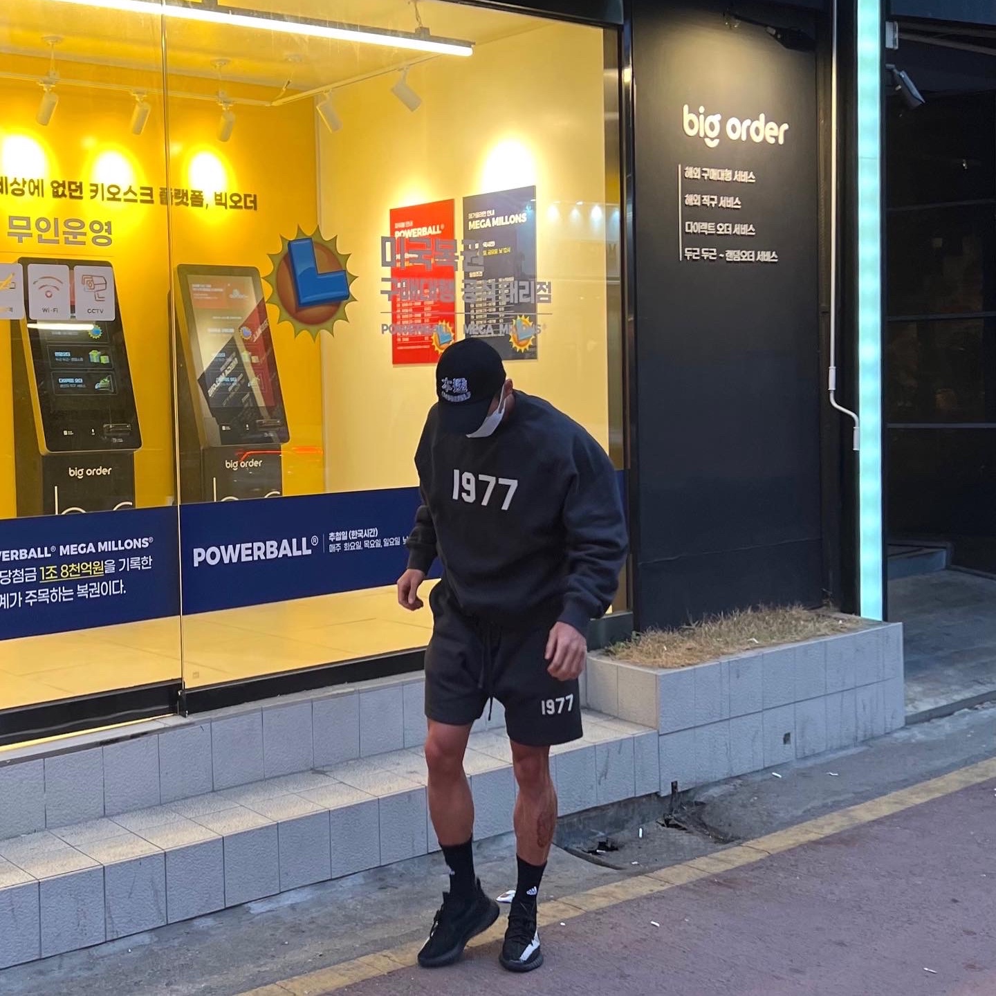 Essentials 1977 Shorts Iron - 22SS, Essentials 1977 Crewneck Sweatshirt Iron - 22SS 착용 스타일