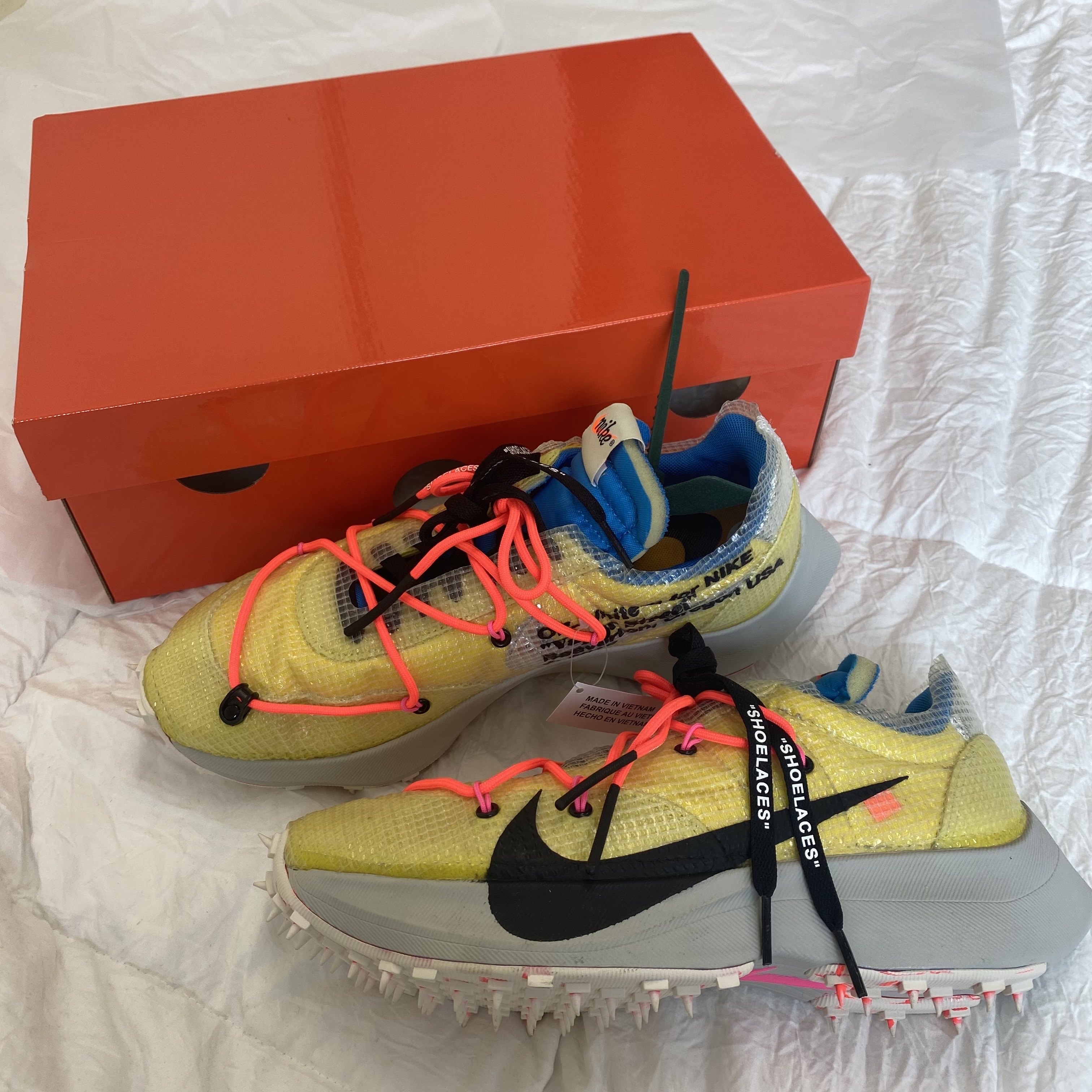 (W) Nike x Off-White Vapor Street Tour Yellow, (W) Nike x Off-White Vapor Street Black Laser Fuchsia 착용 스타일 - 3