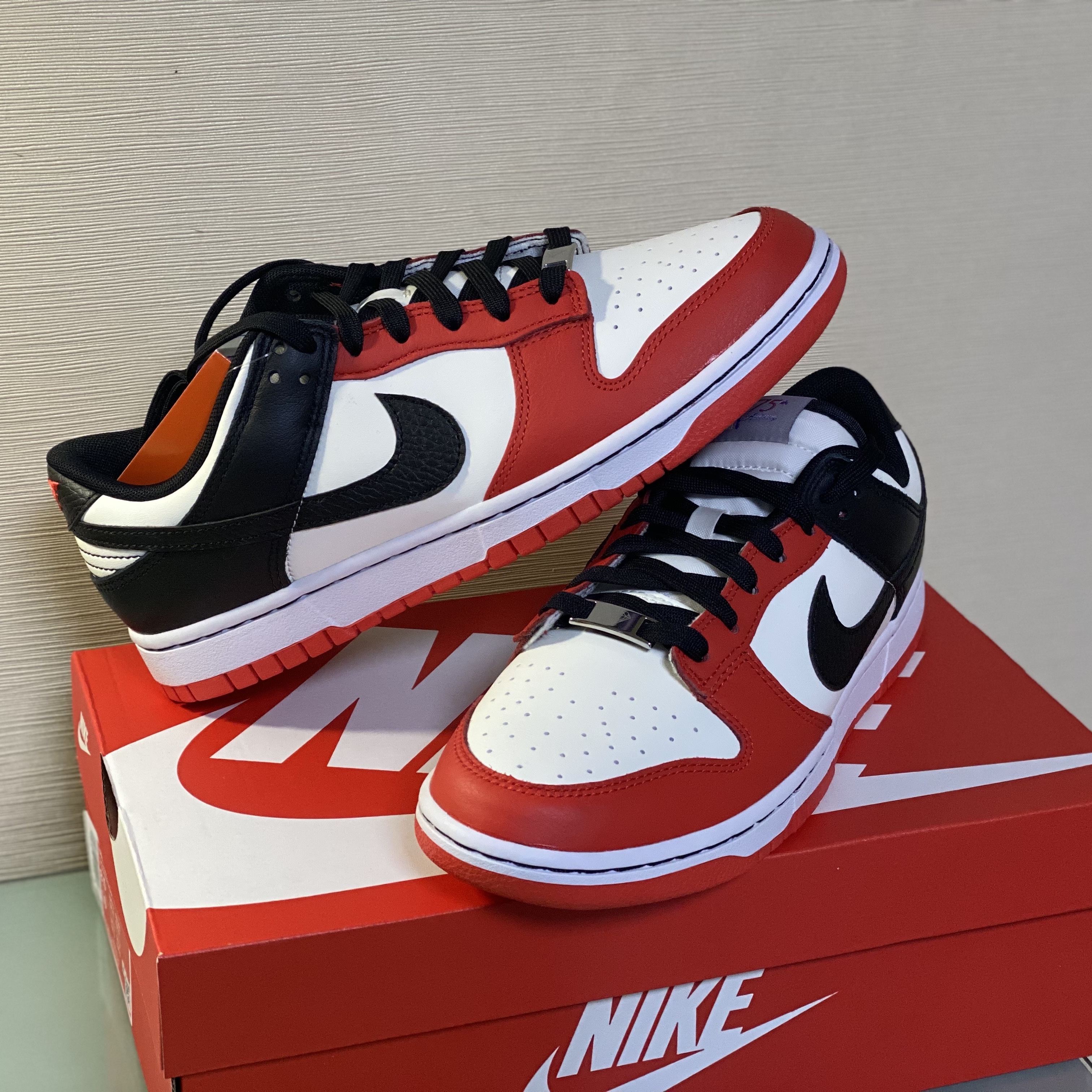 Nike x NBA Dunk Low Retro EMB Black and Chile Red 착용 스타일