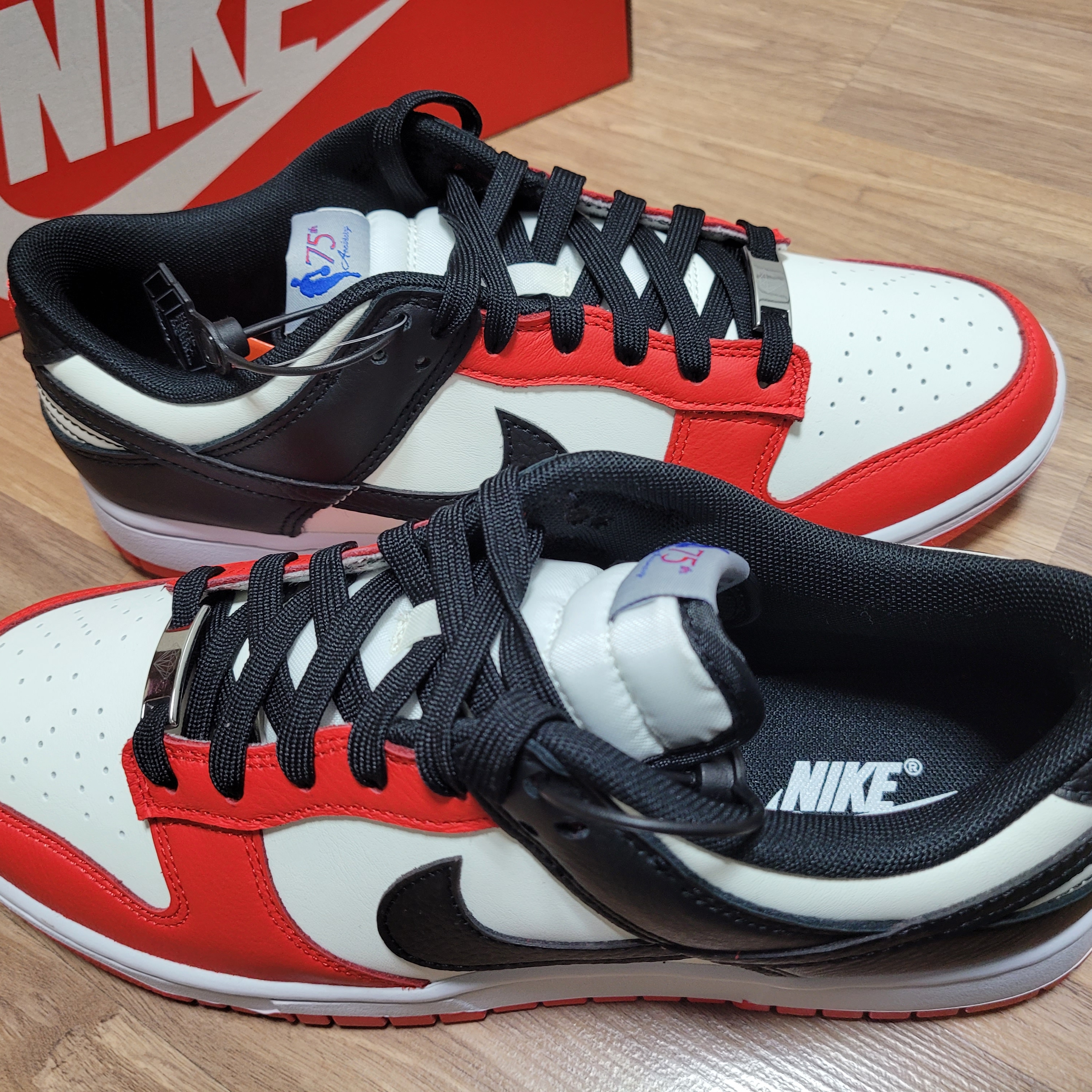 Nike x NBA Dunk Low Retro EMB Black and Chile Red 착용 스타일 - 3