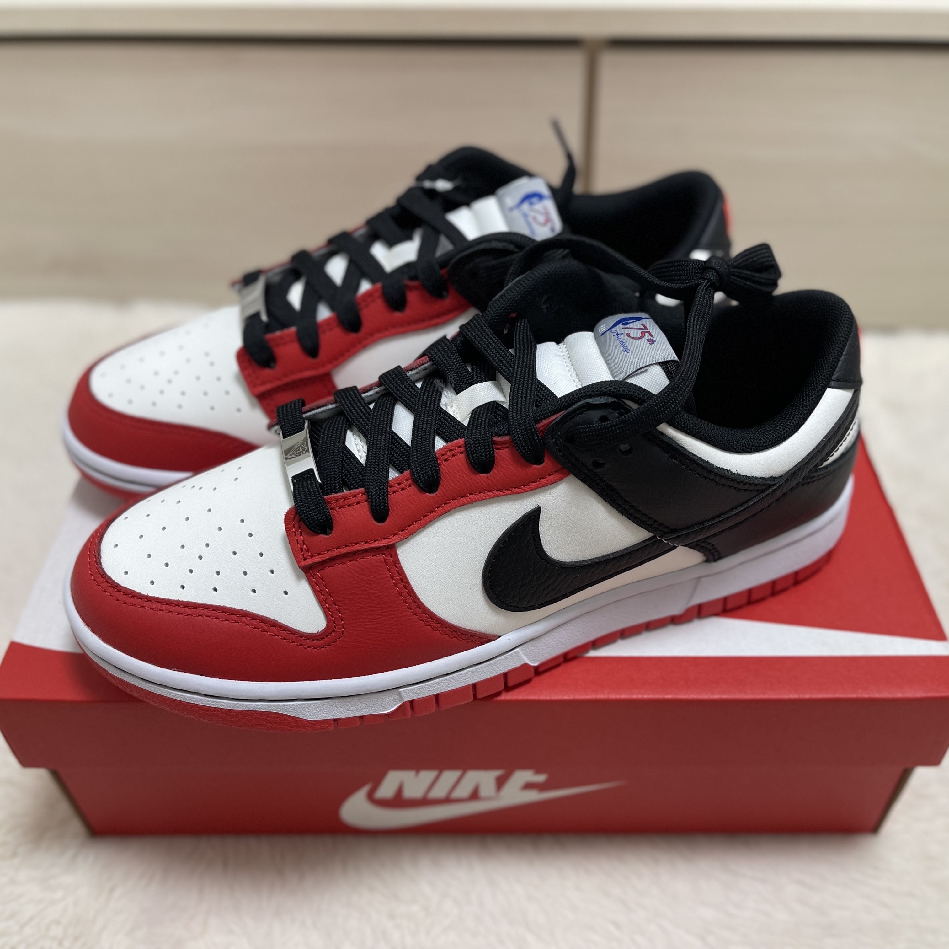 Nike x NBA Dunk Low Retro EMB Black and Chile Red, (GS) Nike x NBA Dunk Low Black and Chile Red 착용 스타일 - 2