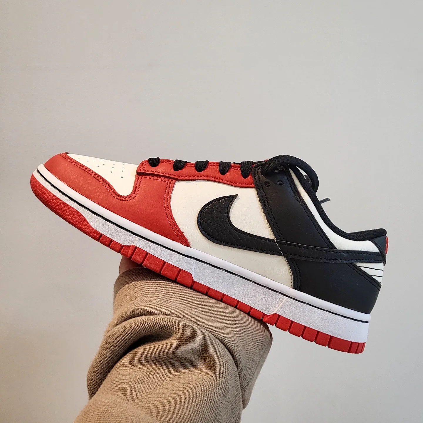 Nike x NBA Dunk Low Retro EMB Black and Chile Red 착용 스타일