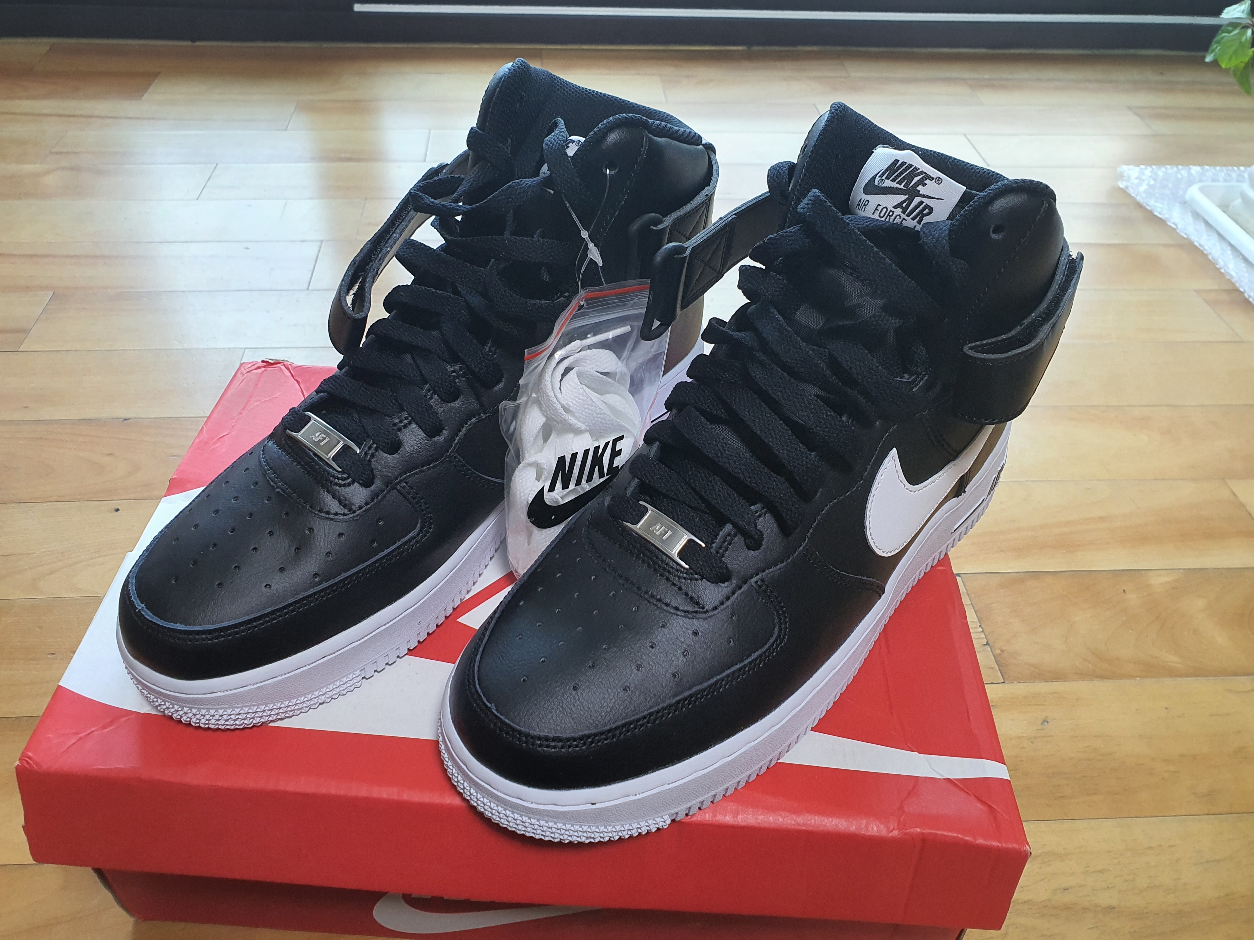 Nike Air Force 1 High Black White 착용 스타일 - 1