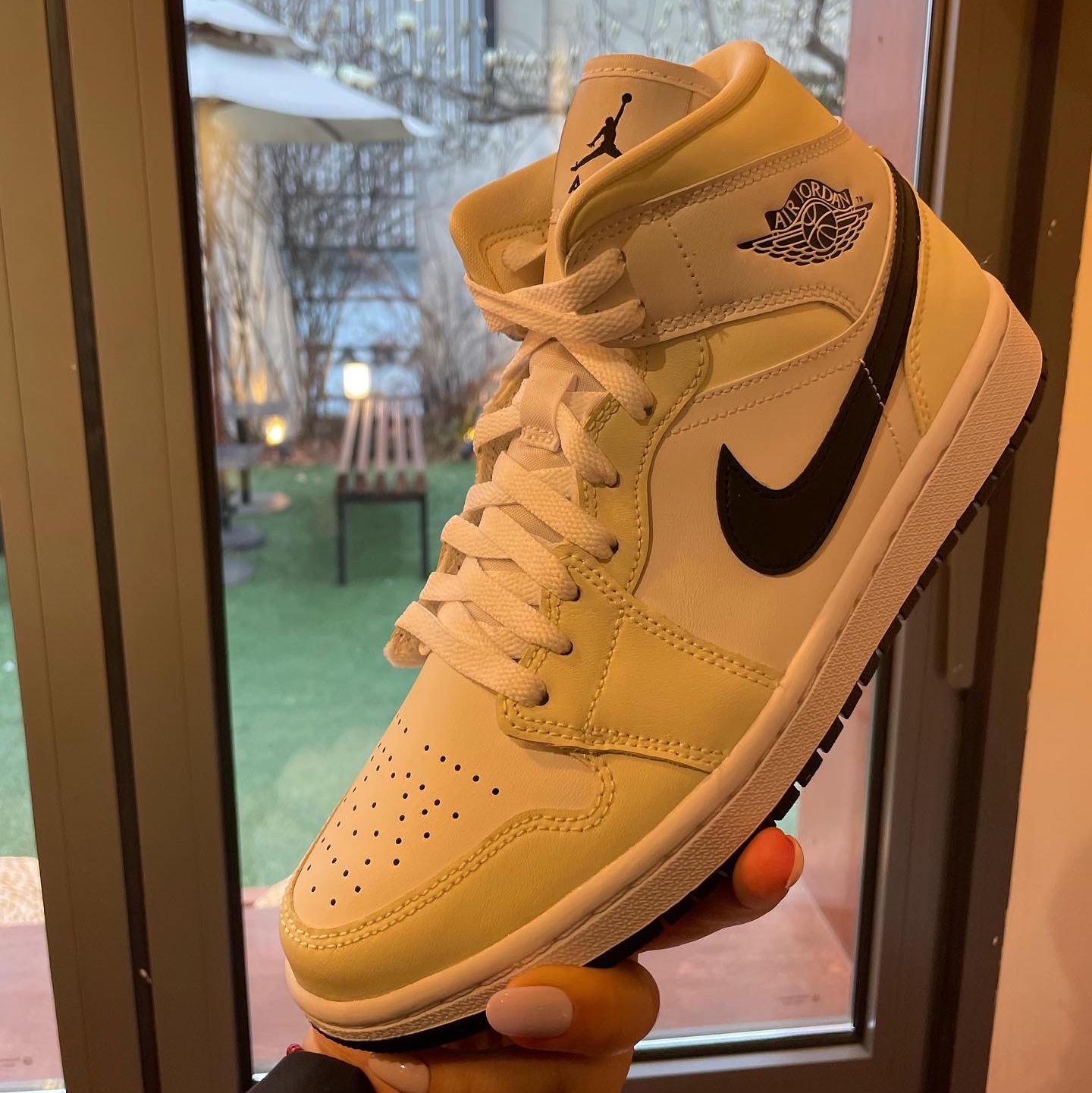 (W) Jordan 1 Mid Coconut Milk 착용 스타일 - 3