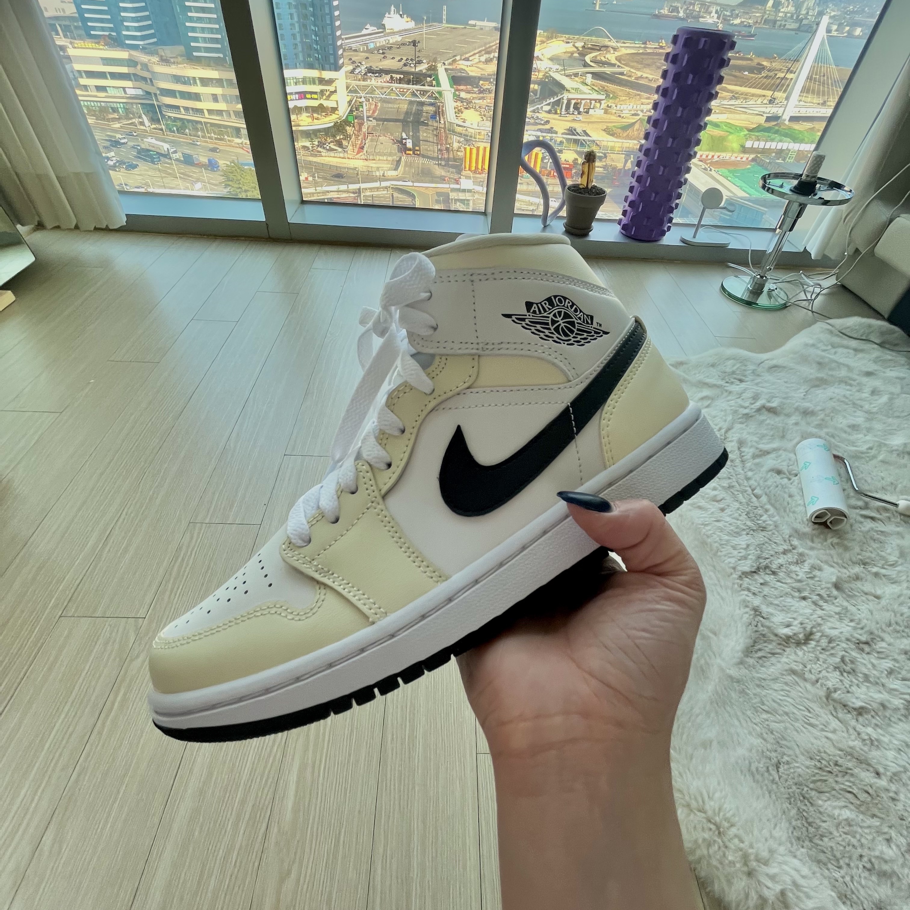 (W) Jordan 1 Mid Coconut Milk 착용 스타일 - 2
