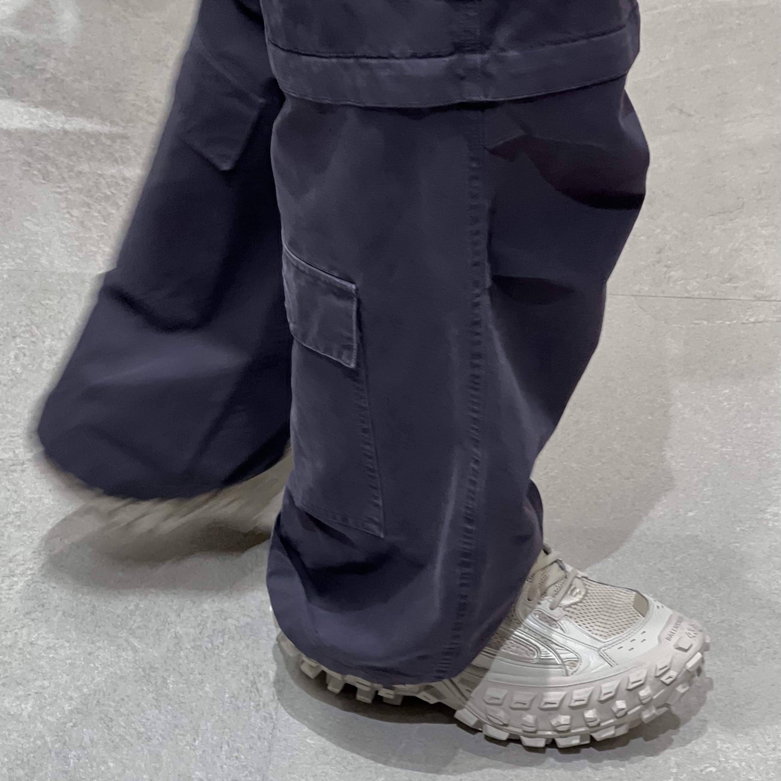 Balenciaga Defender Sneakers Beige 착용 스타일 - 2