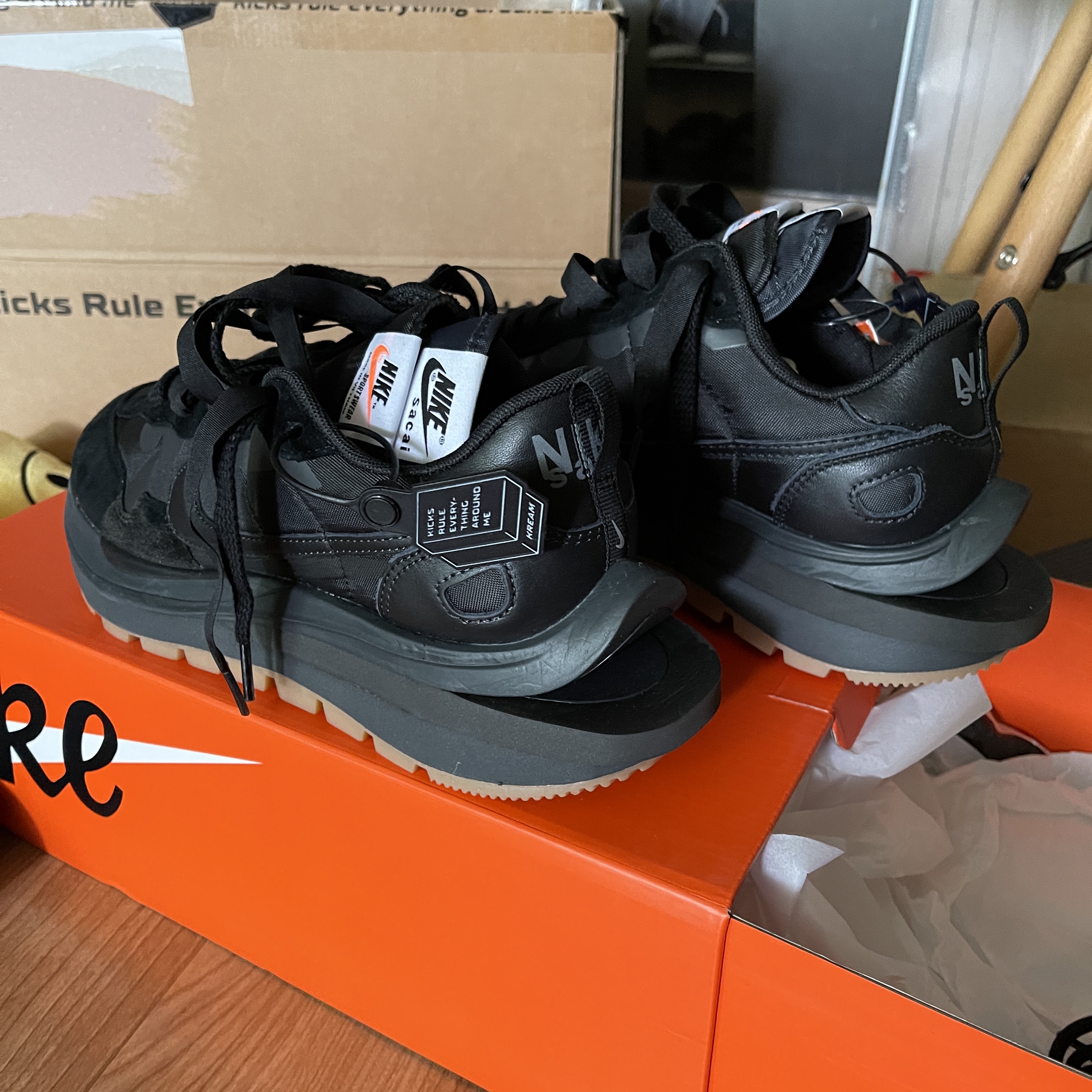 Nike x Sacai VaporWaffle Black and Gum 착용 스타일