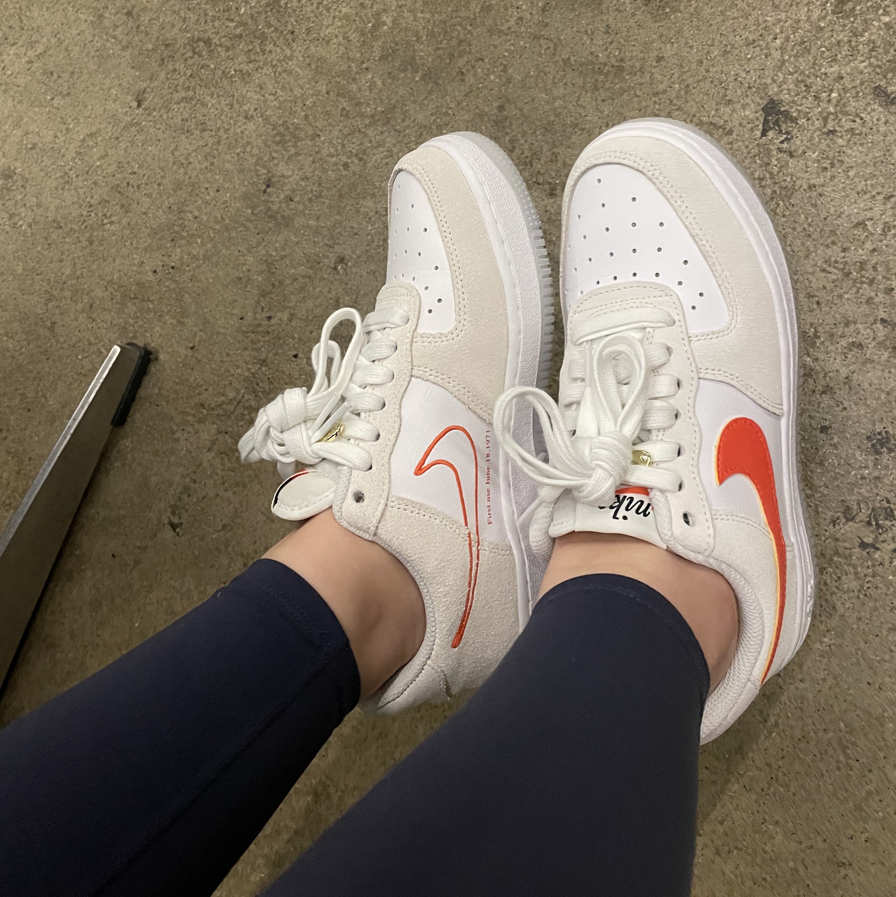 (W) Nike Air Force 1 '07 SE First Use Orange Sail 착용 스타일