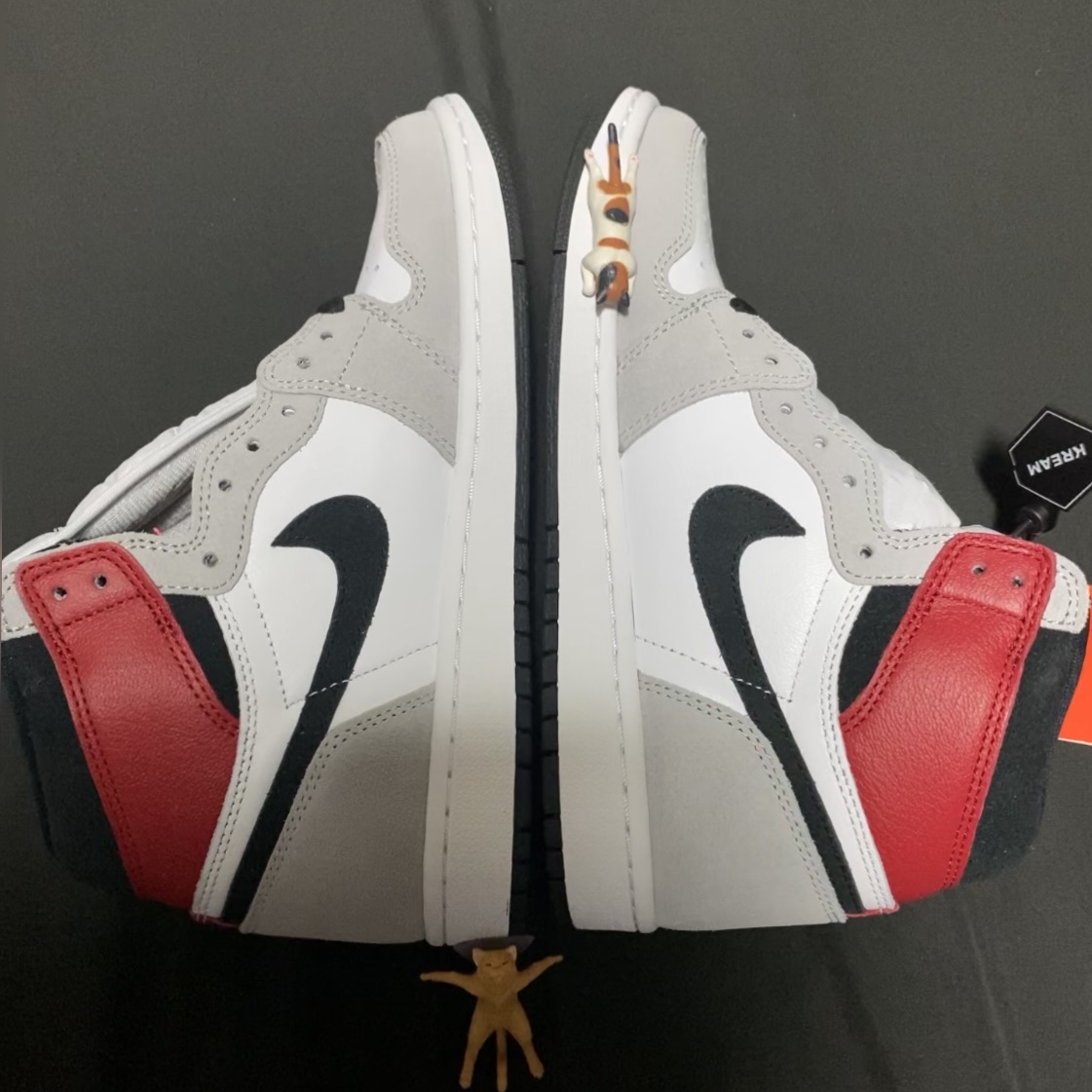 Jordan 1 Retro High OG Light Smoke Grey 착용 스타일 - 1