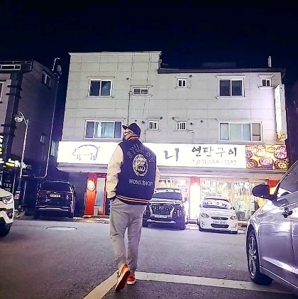 Jordan 1 Low OG Starfish, Stussy x Our Legacy x Denim Tears TTL Varsity Jacket Black 착용 스타일 - 2