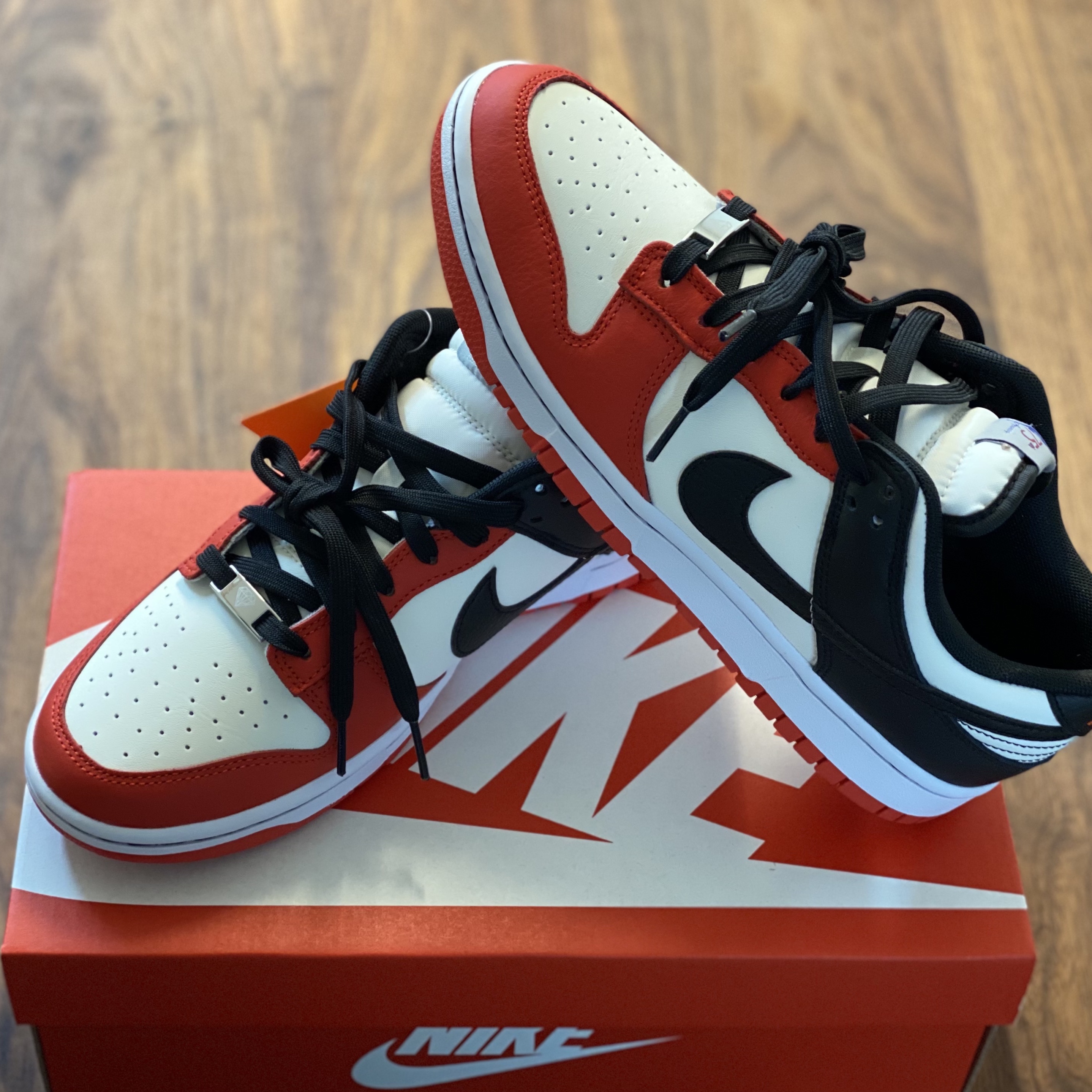 Nike x NBA Dunk Low Retro EMB Black and Chile Red 착용 스타일 - 2