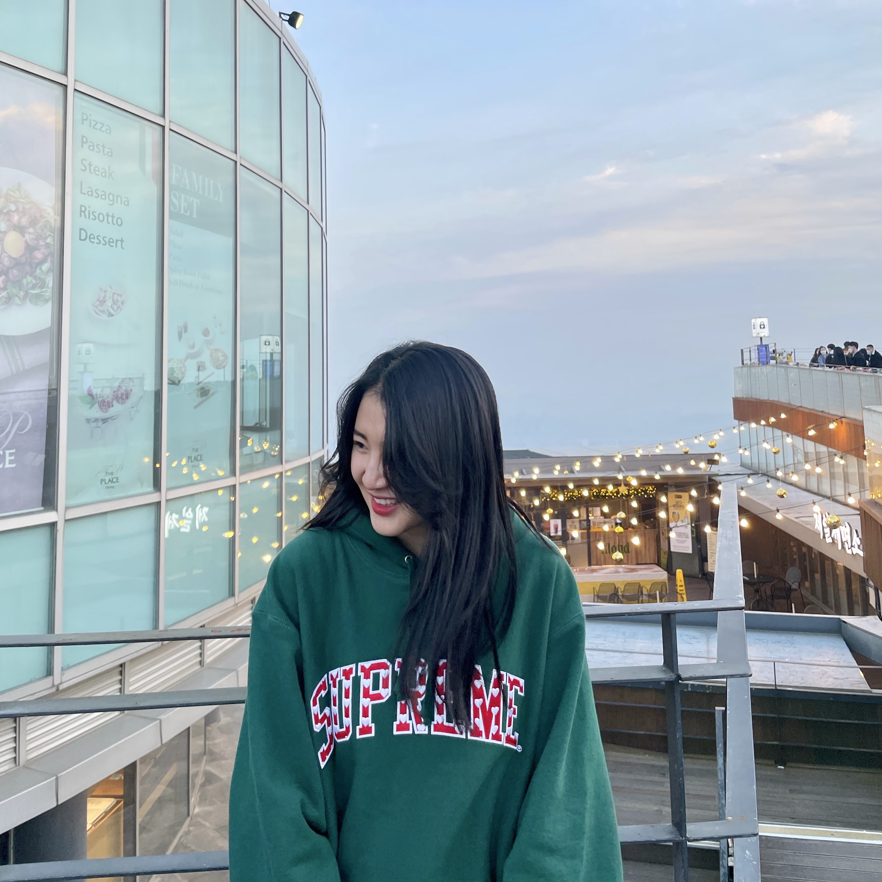Supreme Hearts Arc Hooded Sweatshirt Dark Green - 21SS 착용 스타일 - 1