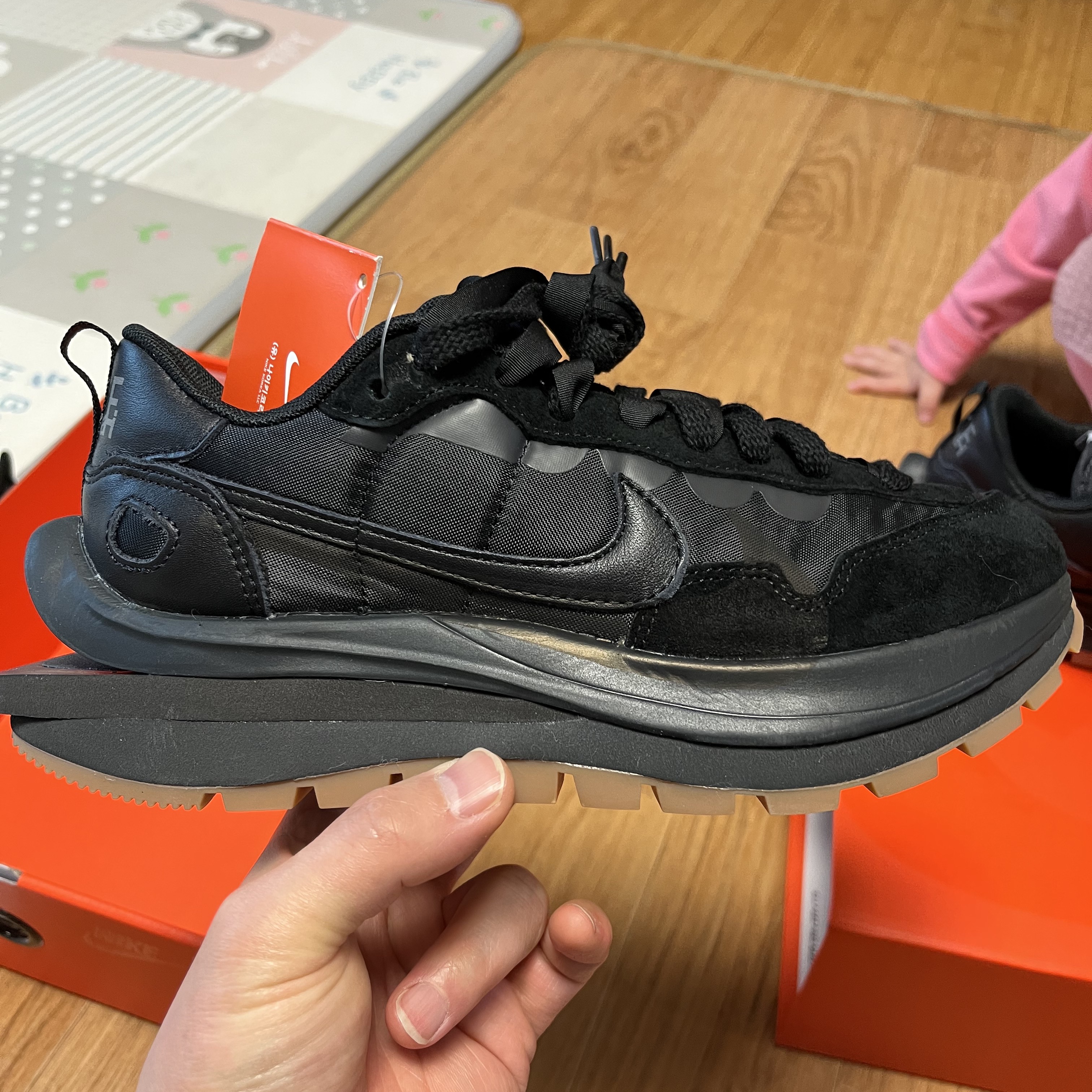 Nike x Sacai VaporWaffle Black and Gum 착용 스타일 - 3