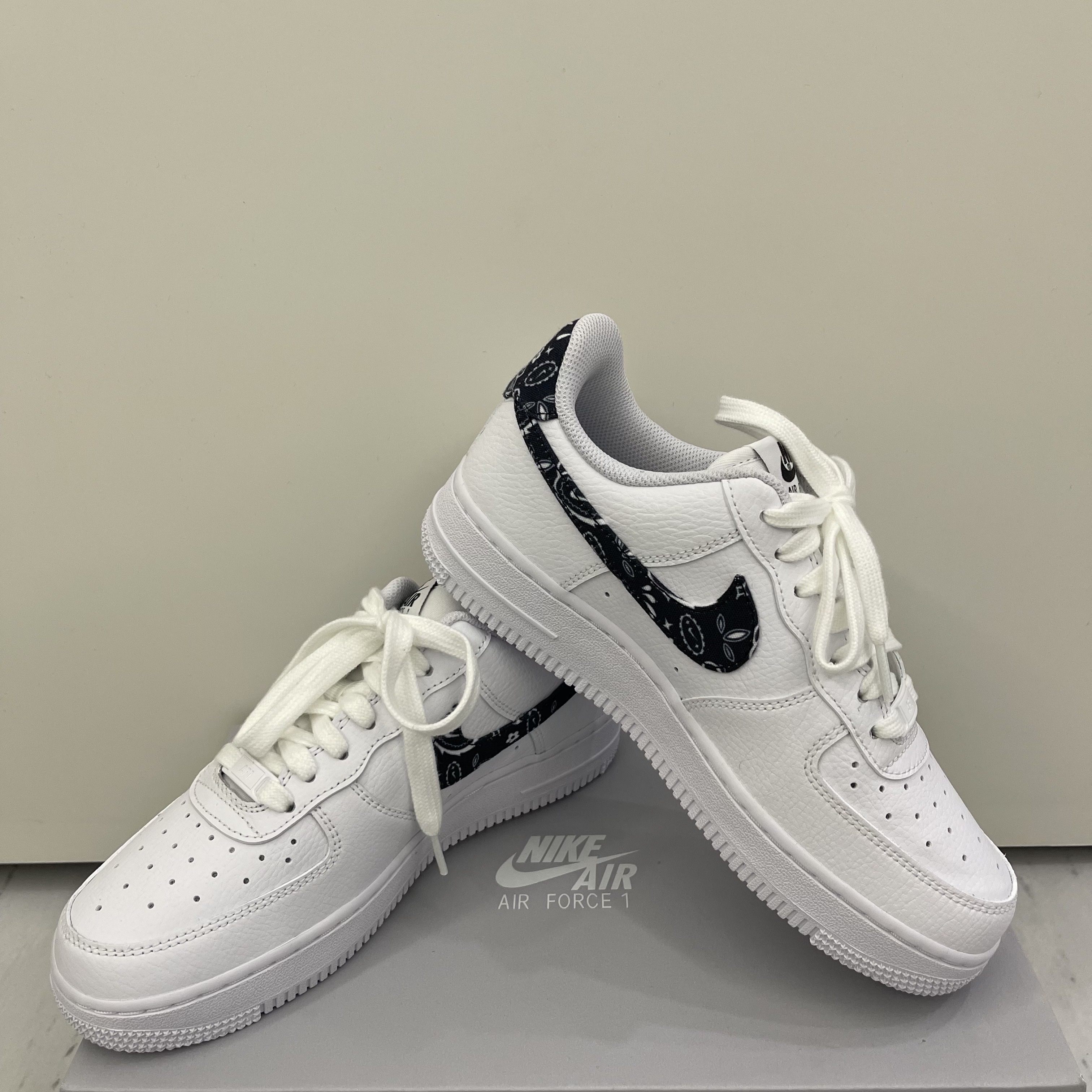 (W) Nike Air Force 1 '07 Essential Paisley Swoosh White Black 착용 스타일
