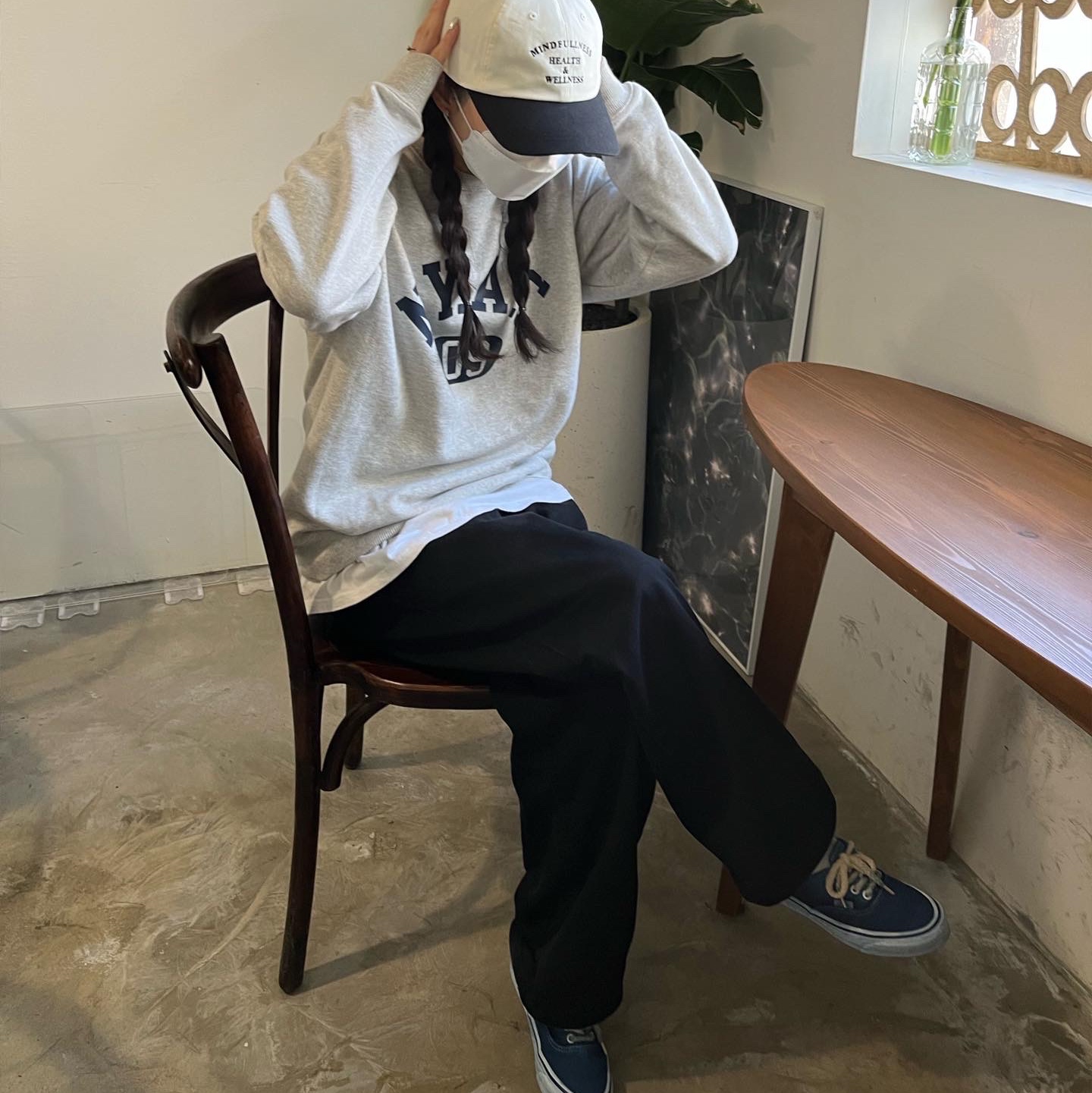 Vans Vault x Worksout OG Authentic LX Indigo, Uniqlo U Drawstring Shoulder Bag Black 착용 스타일 - 2