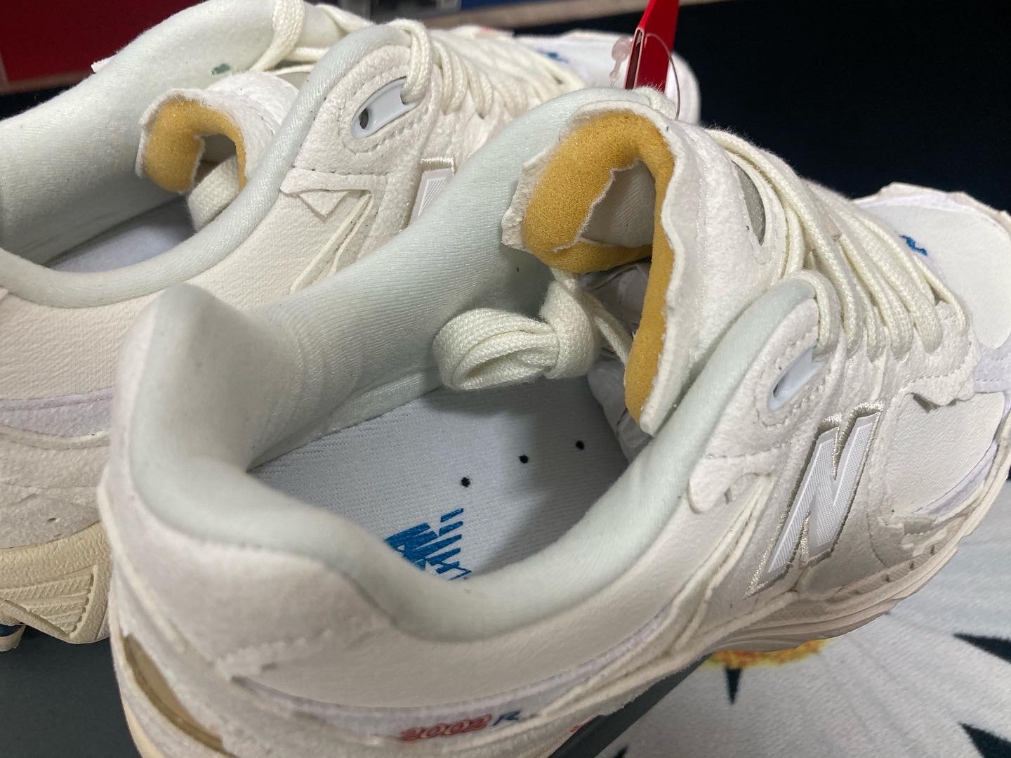 New Balance 2002R Protection Pack Sea Salt 착용 스타일 - 2
