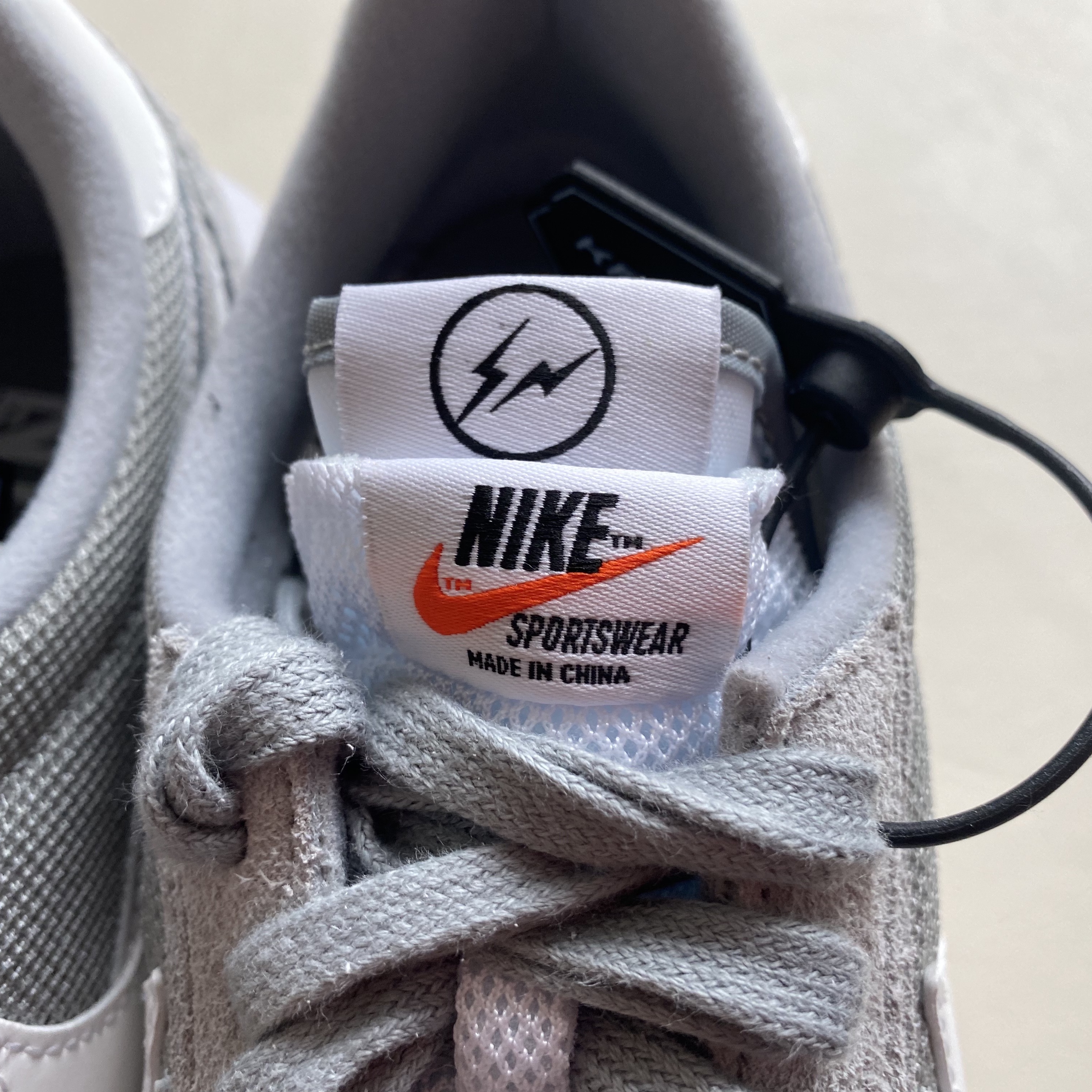 Nike x Sacai x Fragment LDWaffle Light Smoke Grey 착용 스타일 - 2