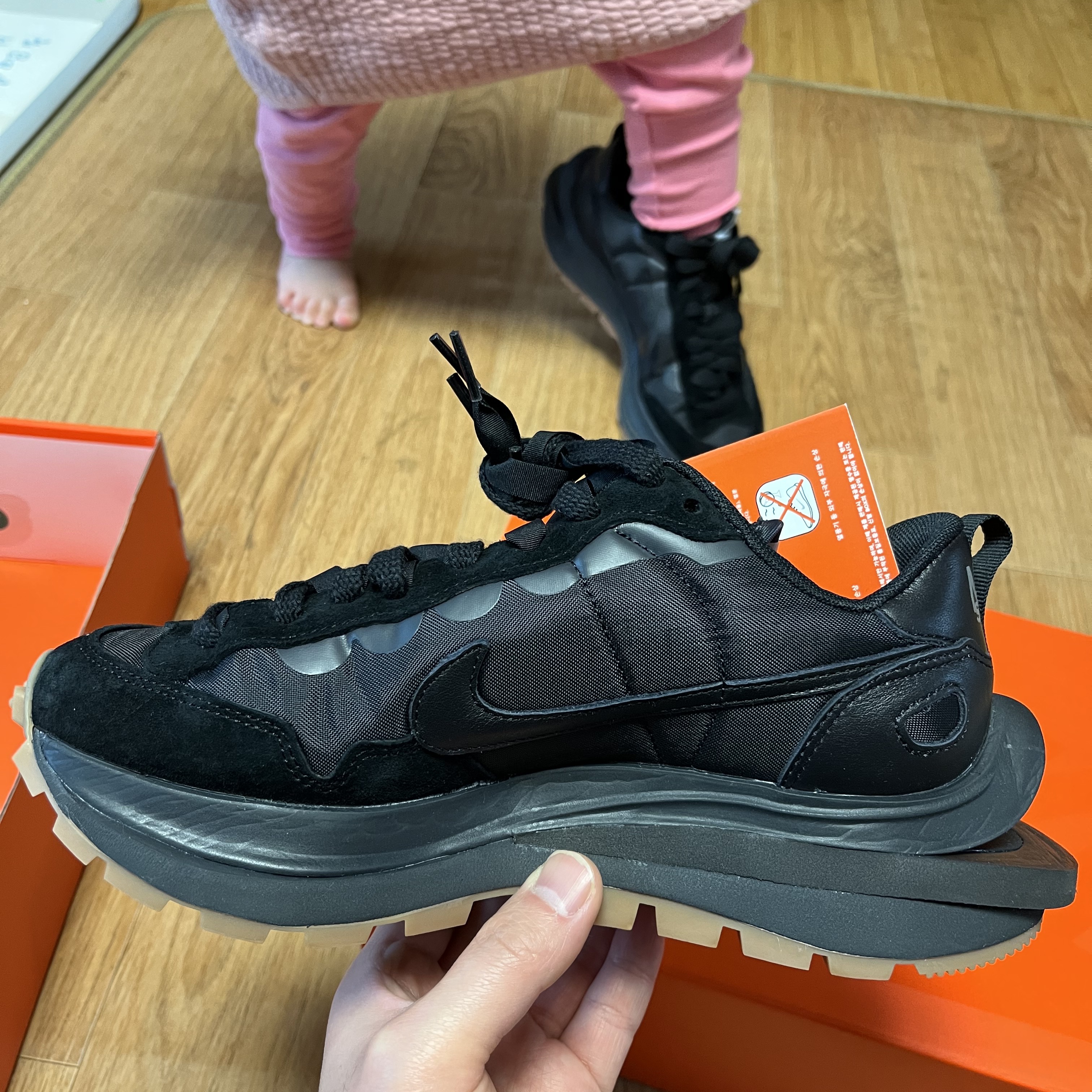 Nike x Sacai VaporWaffle Black and Gum 착용 스타일 - 2