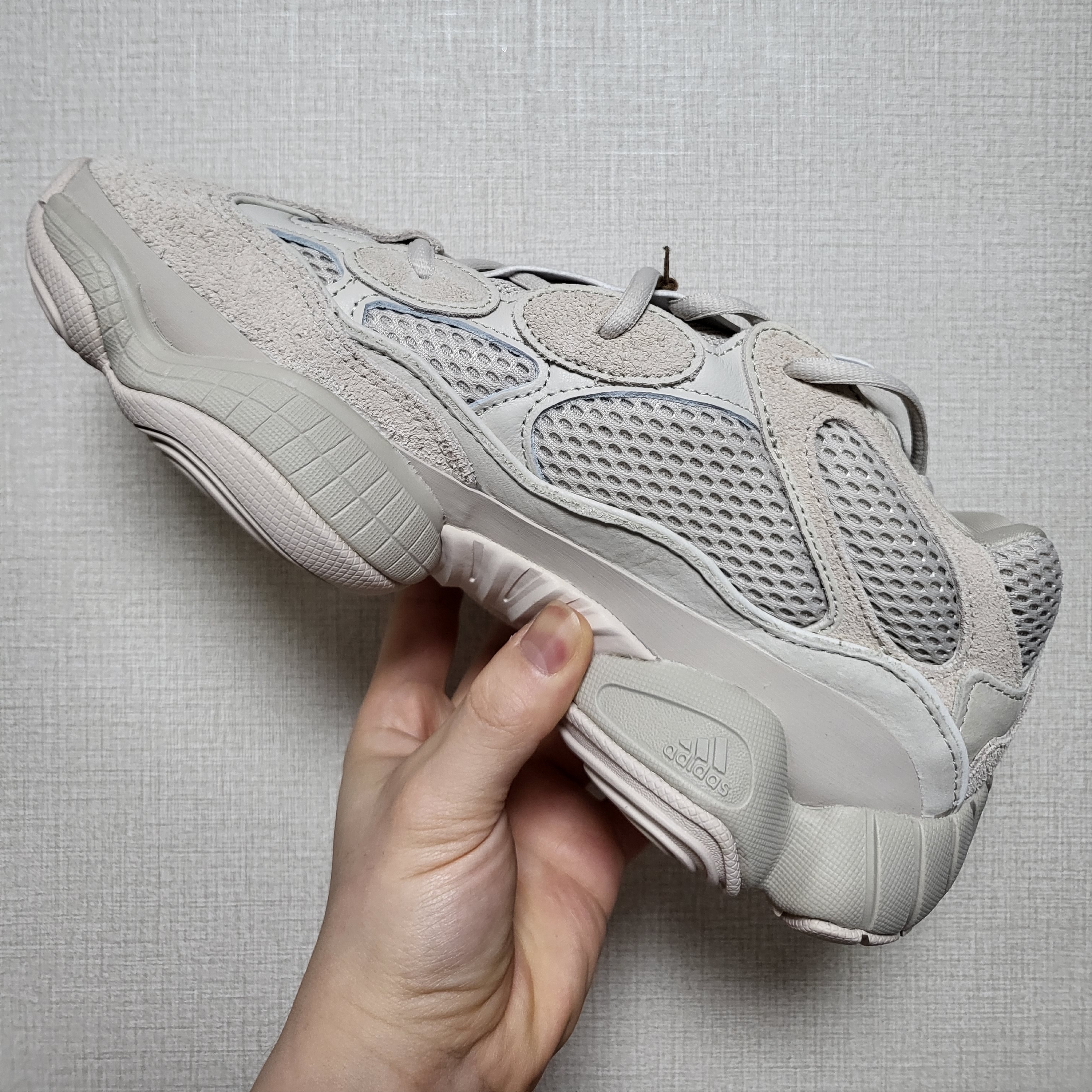 Adidas Yeezy 500 Blush 2022 착용 스타일