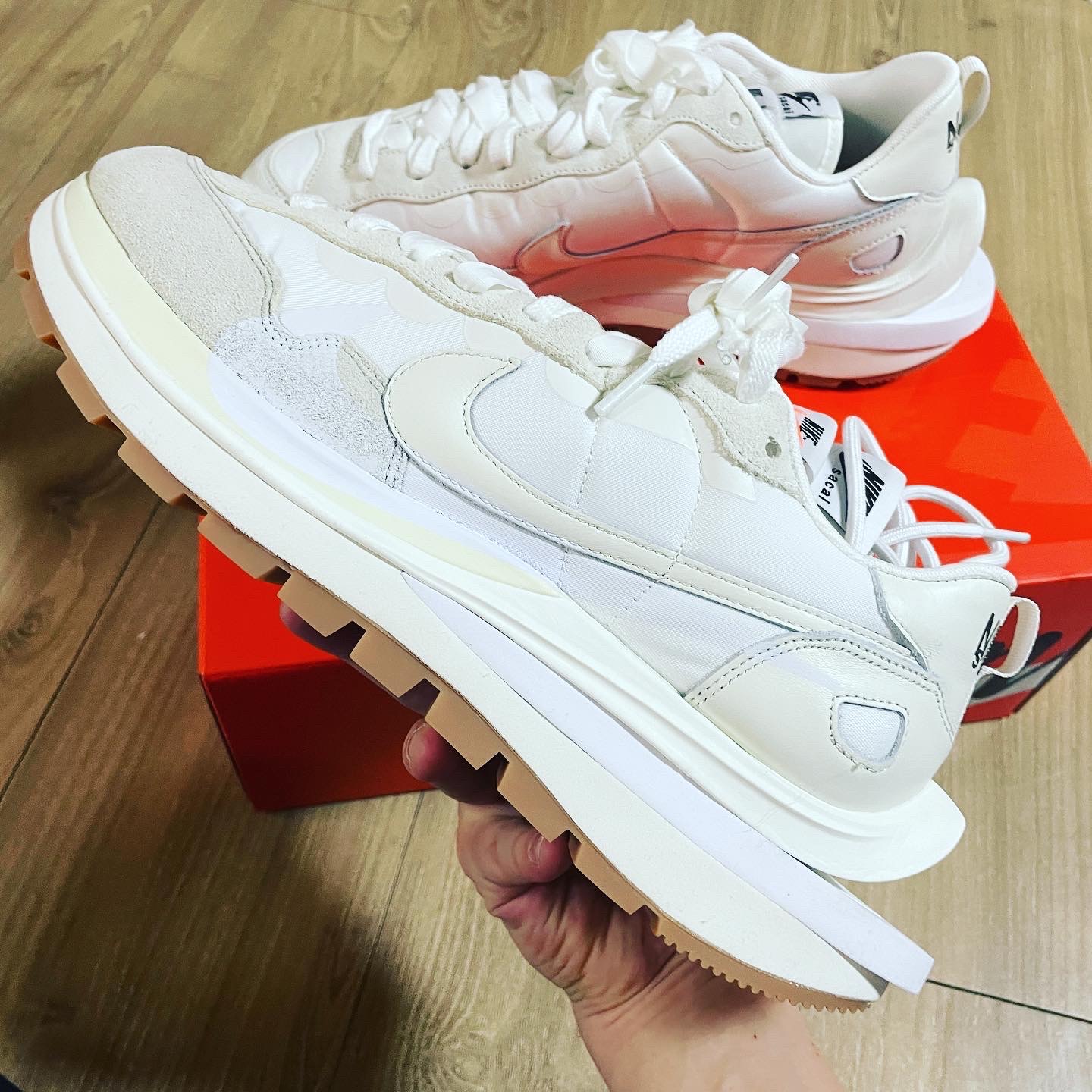 Nike x Sacai VaporWaffle White and Gum 착용 스타일 - 3