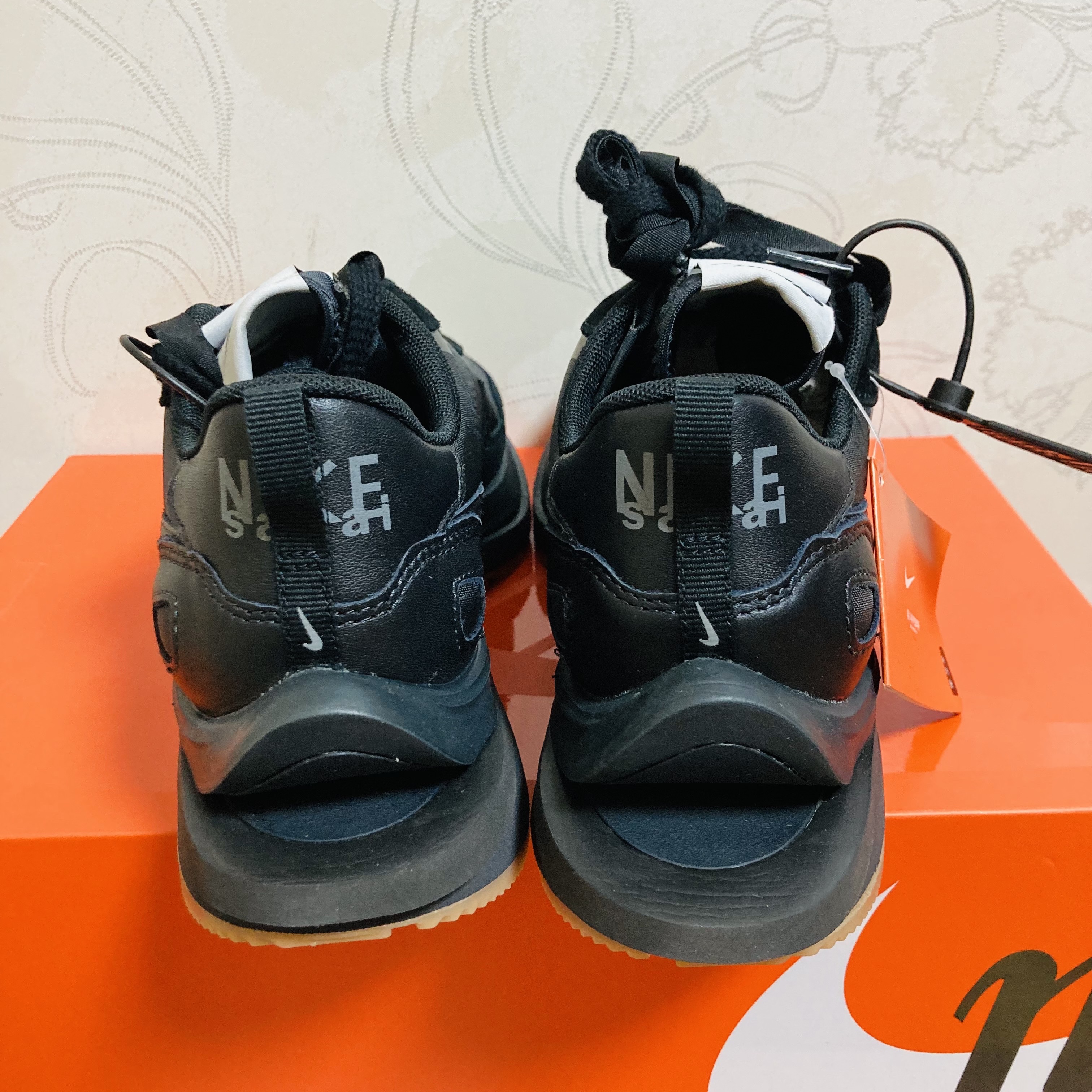 Nike x Sacai VaporWaffle Black and Gum 착용 스타일 - 4