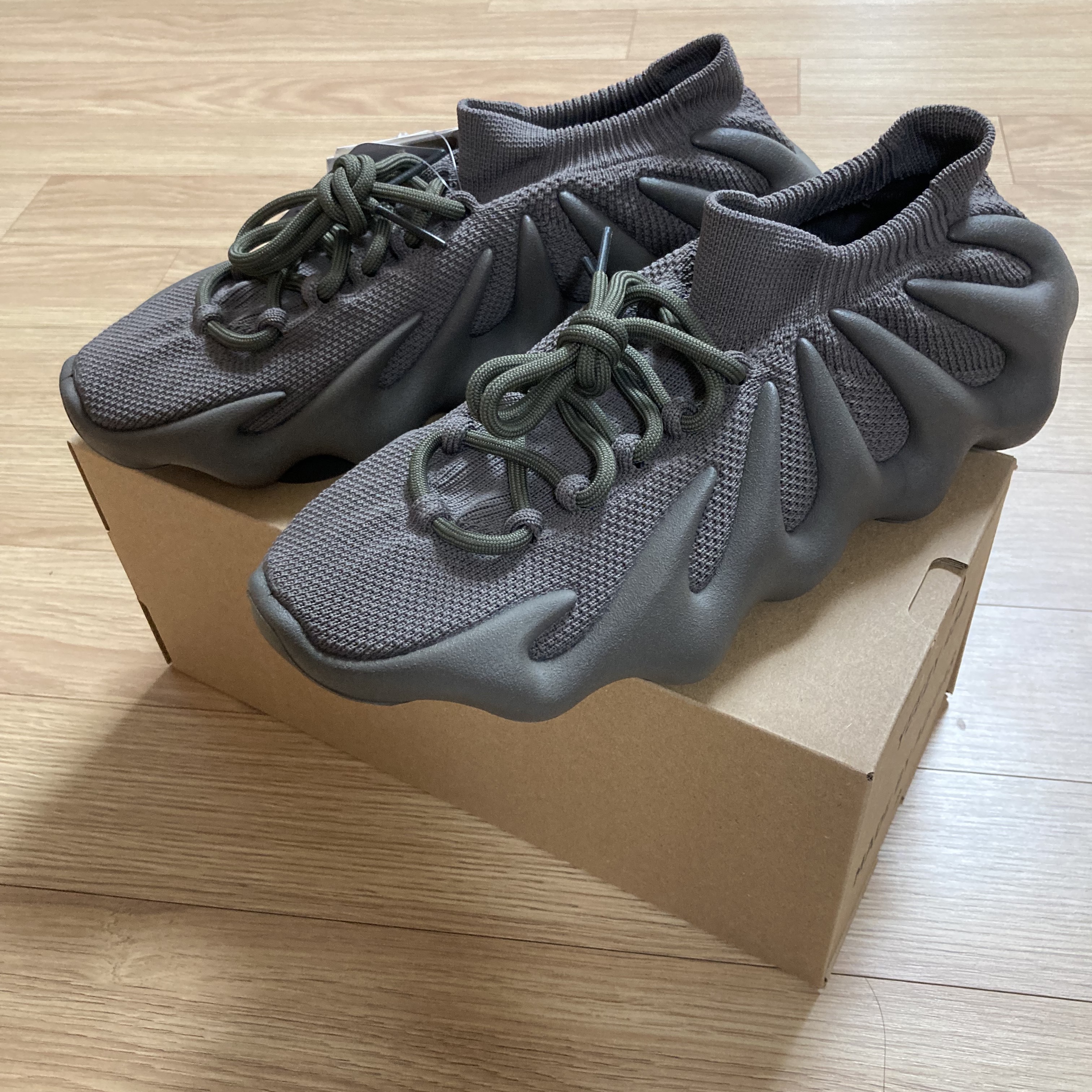 Adidas Yeezy 450 Cinder 착용 스타일 - 4