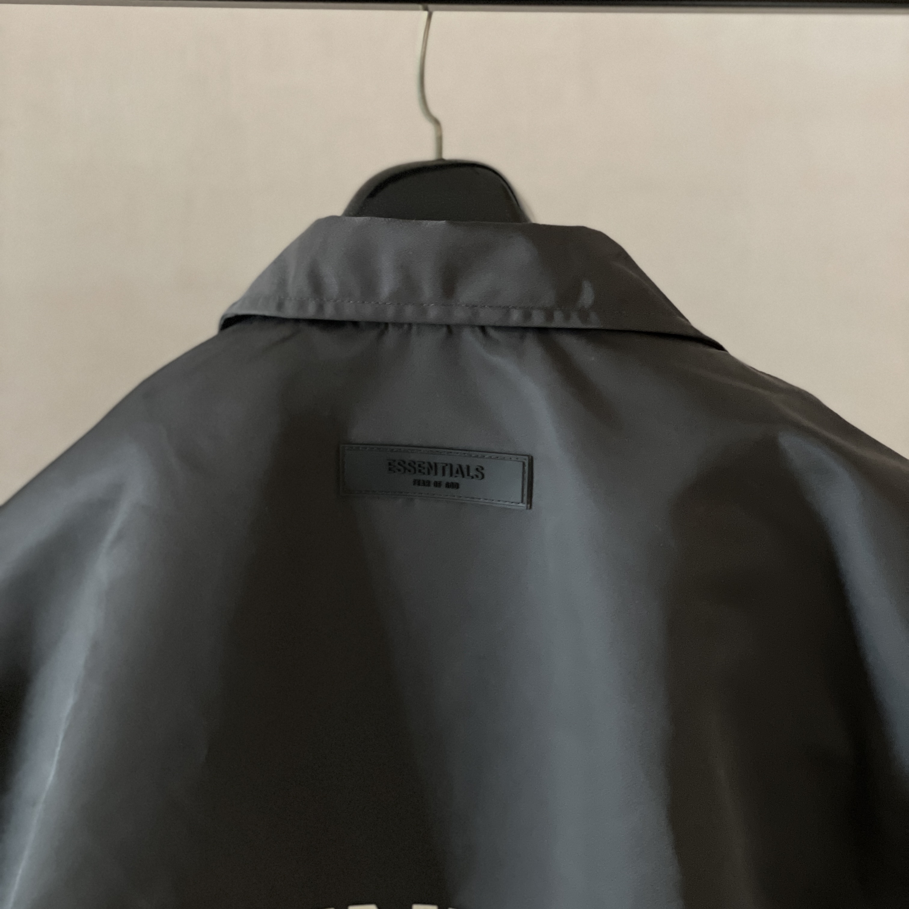Essentials Coaches Jacket Iron - 22SS 착용 스타일 - 2