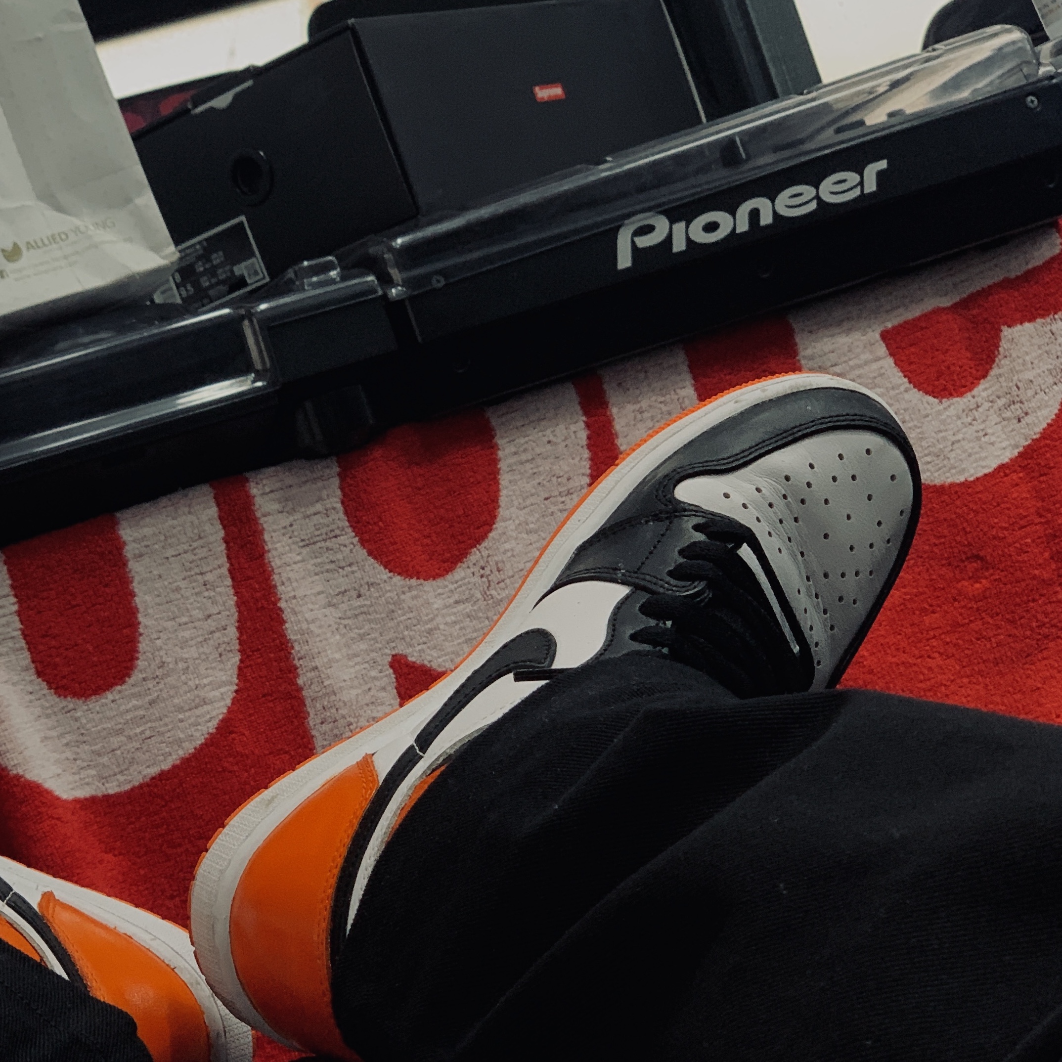 Nike x Supreme Air Max 96 Metallic Silver, Jordan 1 Retro High OG Electro Orange 착용 스타일 - 2