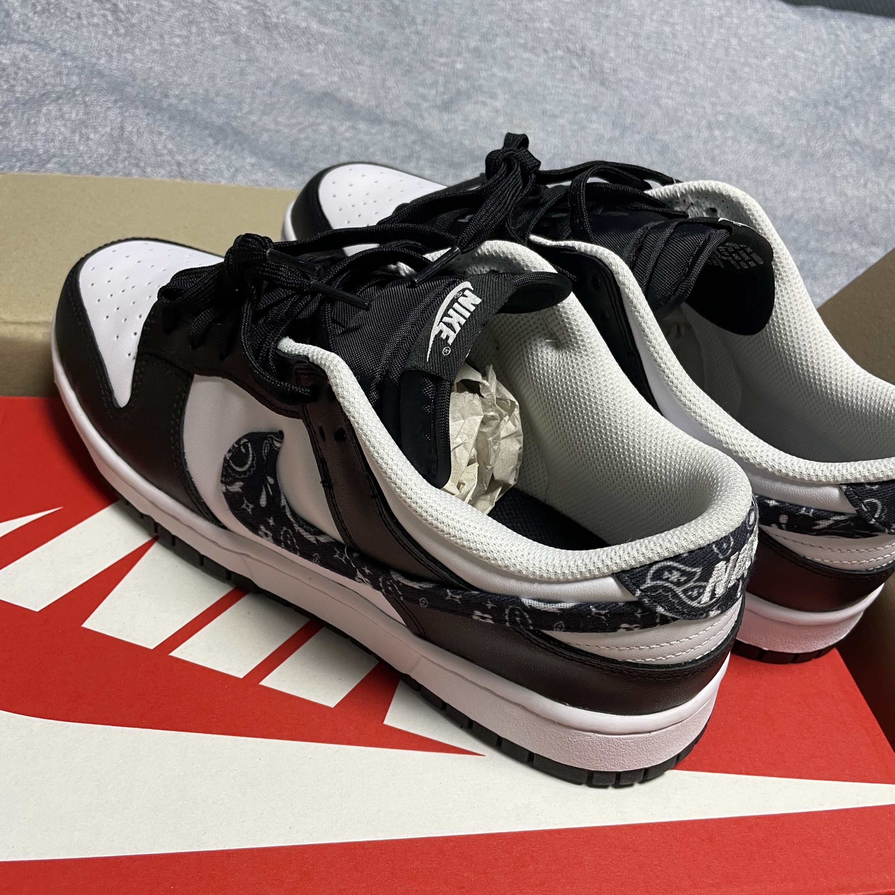 (W) Nike Dunk Low Essential Black Paisley 착용 스타일 - 2