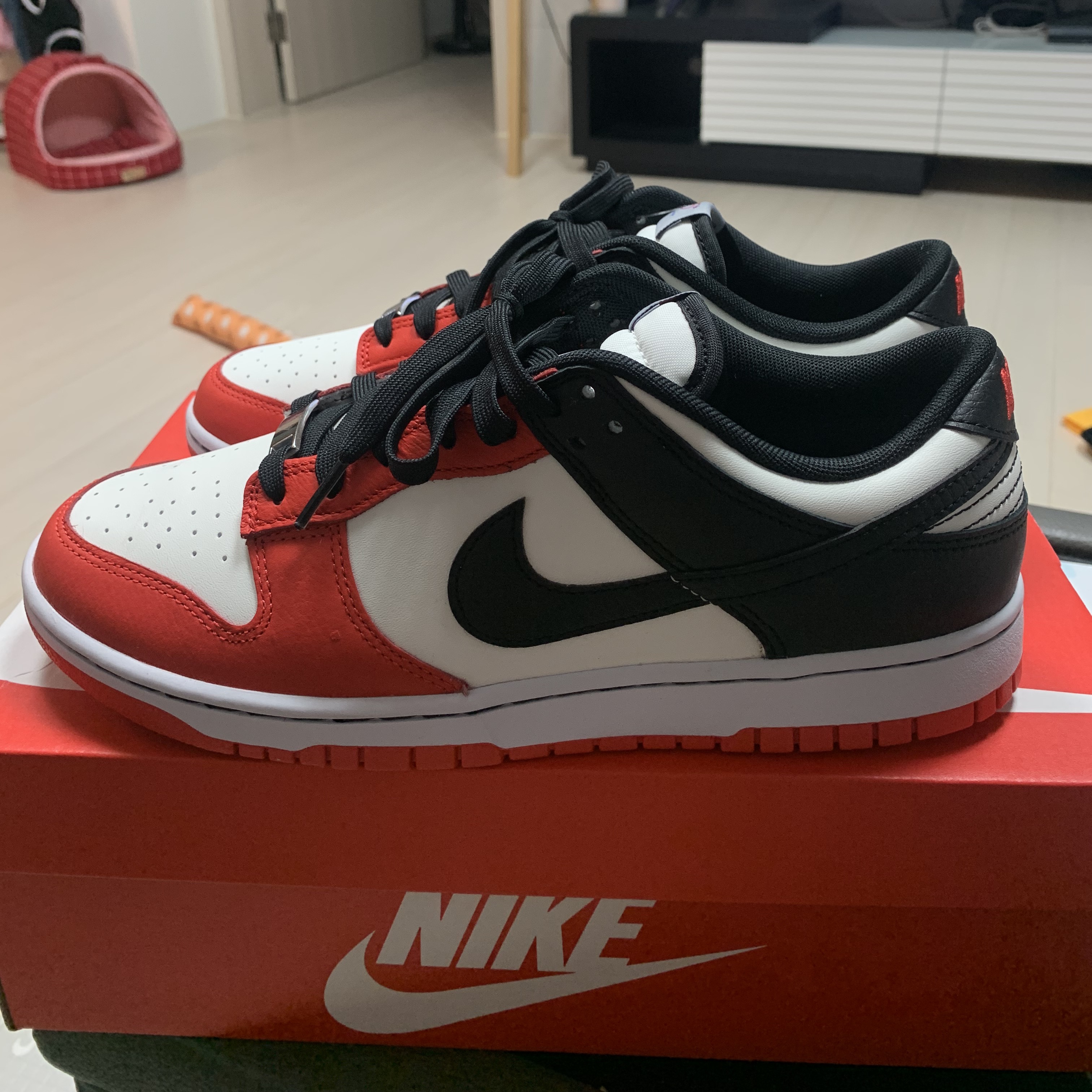 Nike x NBA Dunk Low Retro EMB Black and Chile Red 착용 스타일 - 1