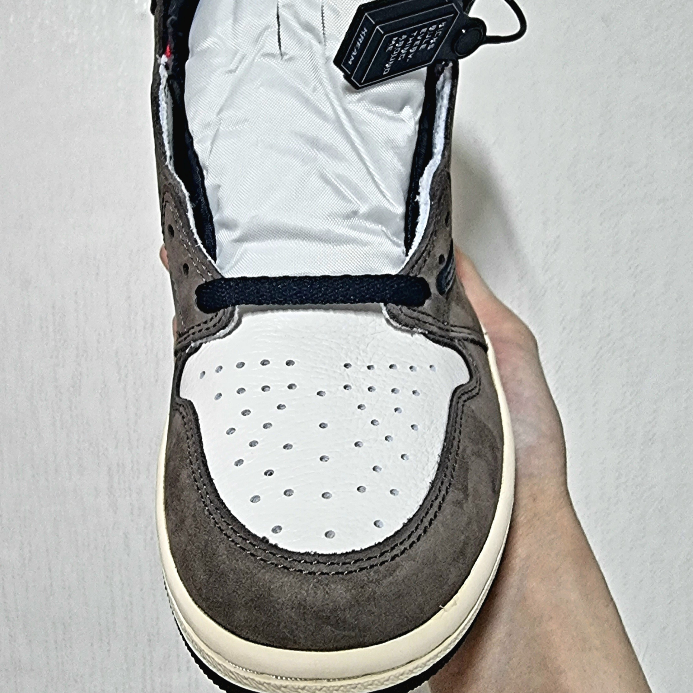 Jordan 1 x Travis Scott Retro High OG SP Mocha 착용 스타일 - 4