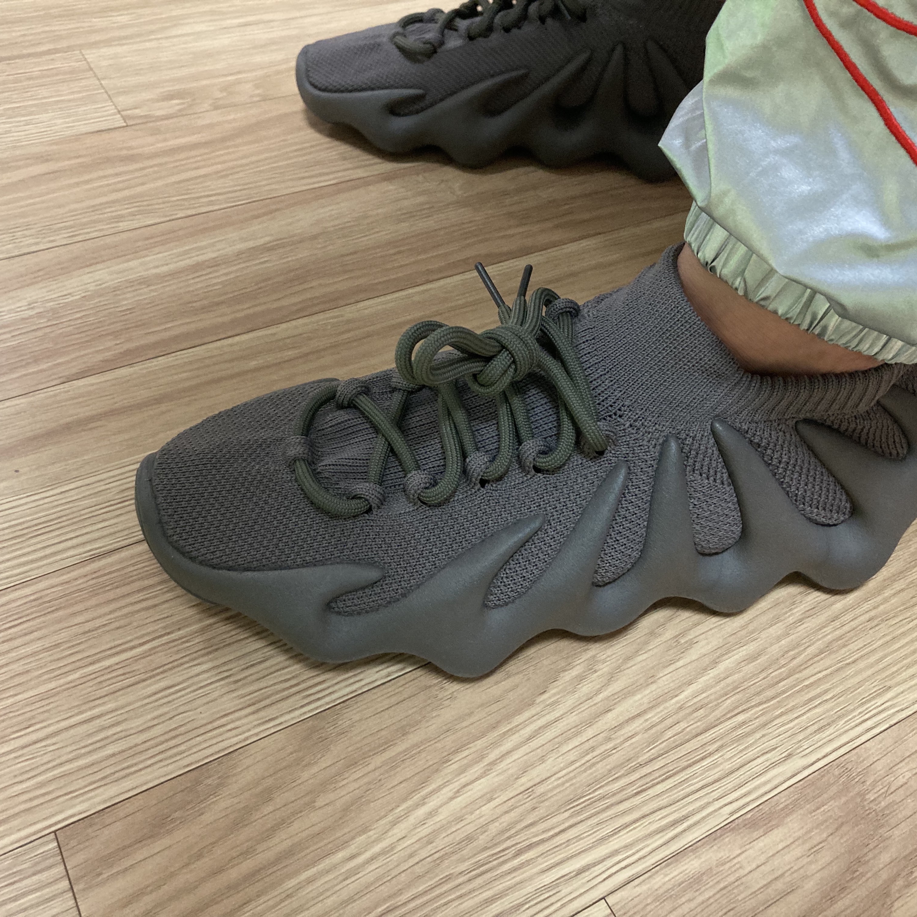 Adidas Yeezy 450 Cinder 착용 스타일 - 5