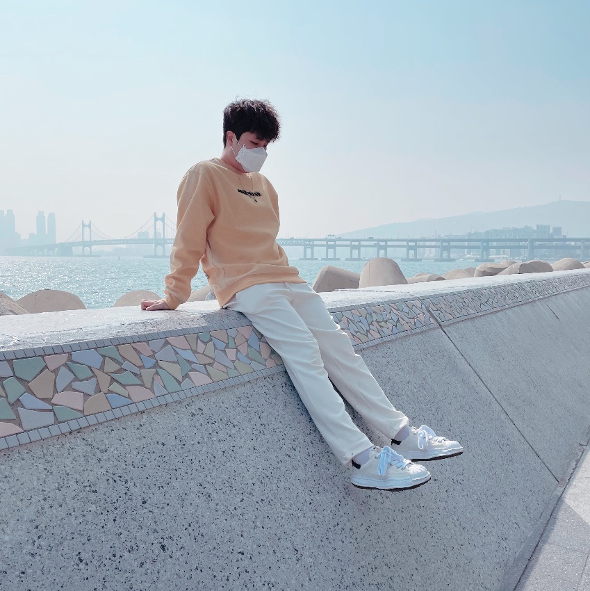 Maison Mihara Yasuhiro Blakey OG Sole Canvas Low-top Sneakers White 착용 스타일 - 1