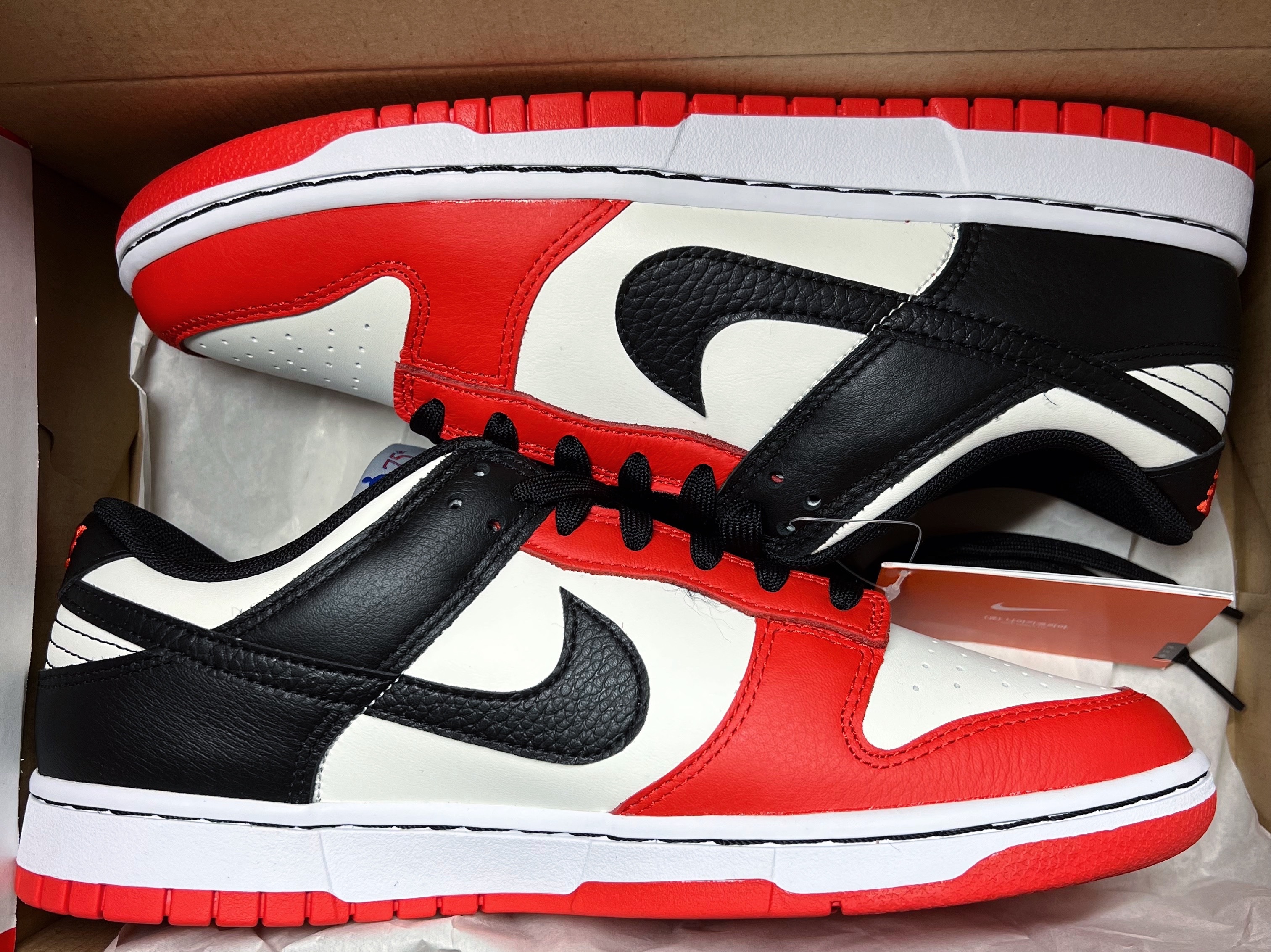 Nike x NBA Dunk Low Retro EMB Black and Chile Red 착용 스타일