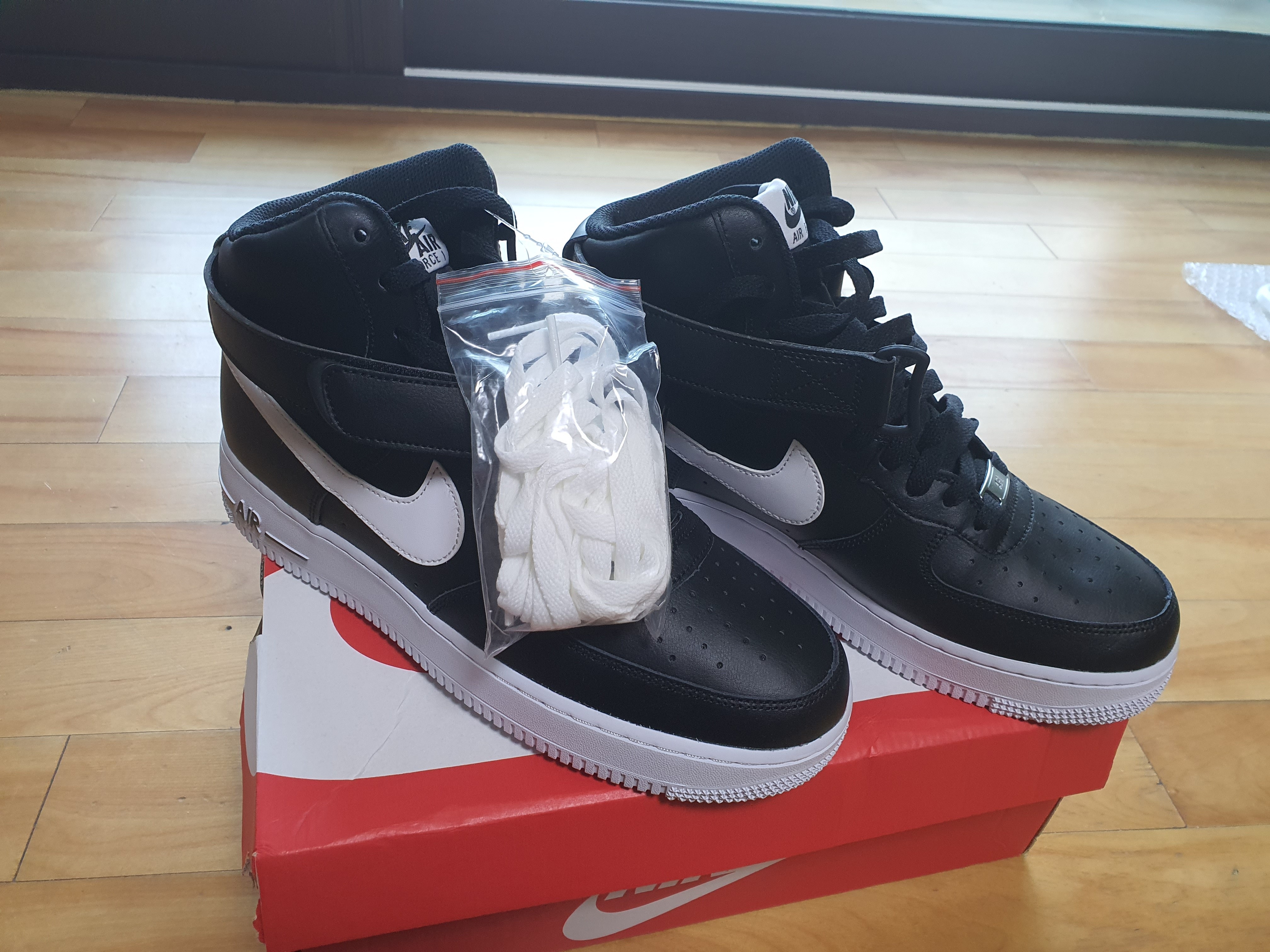 Nike Air Force 1 High Black White 착용 스타일 - 2