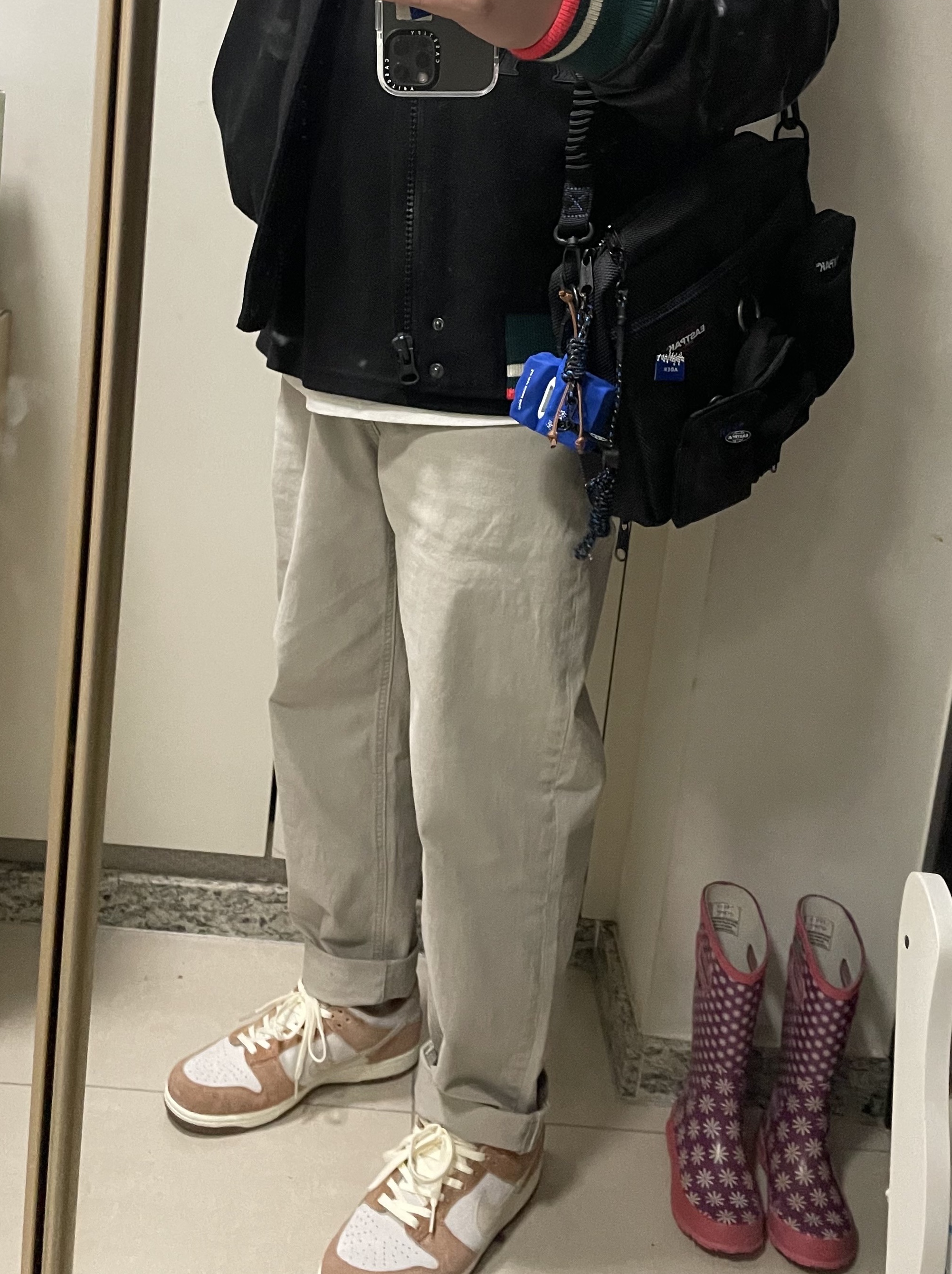 Nike Dunk Low Pro Premium Medium Curry, Ader Error x Eastpak Shoulder Bag Black 착용 스타일 - 1