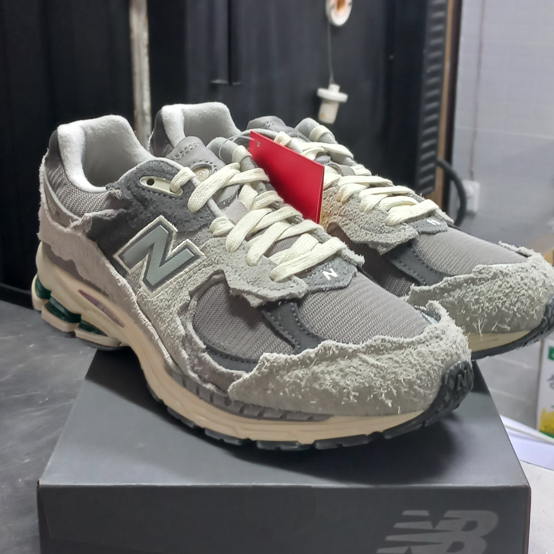 New Balance 2002R Protection Pack Rain Cloud 착용 스타일