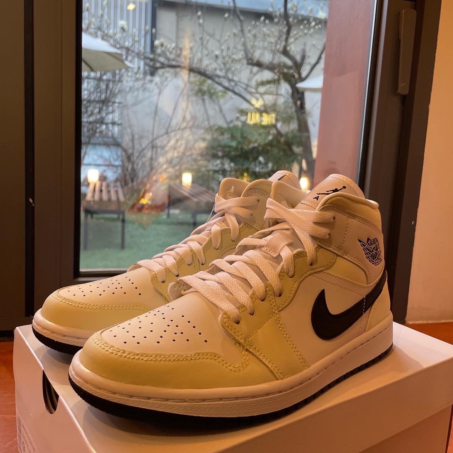 (W) Jordan 1 Mid Coconut Milk 착용 스타일 - 2